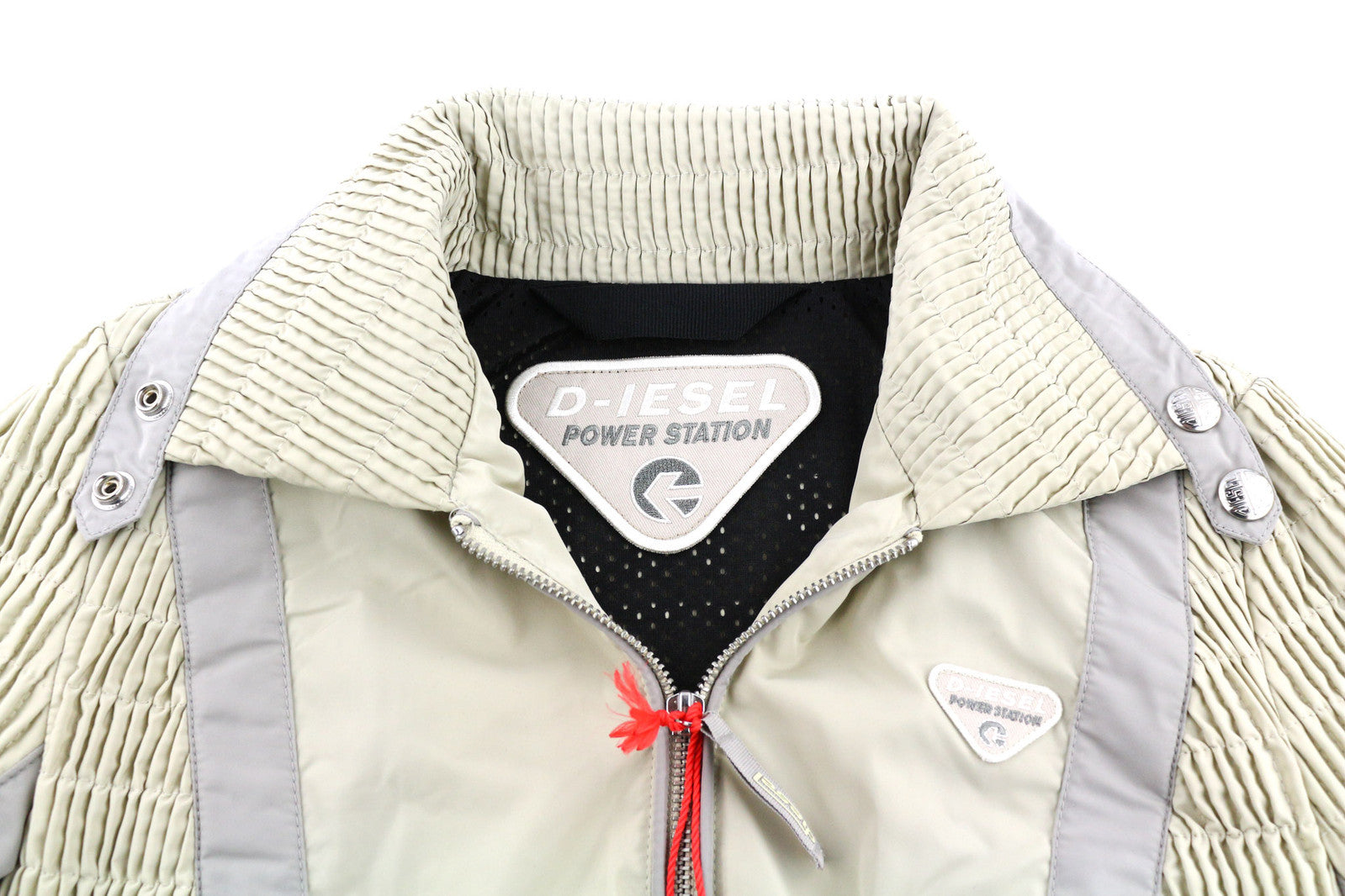 DIESEL G-Ritas moteriška striukė S, smėlio spalvos, tekstūruota, vienguba eilė, rekomenduojama kaina – 250 € 