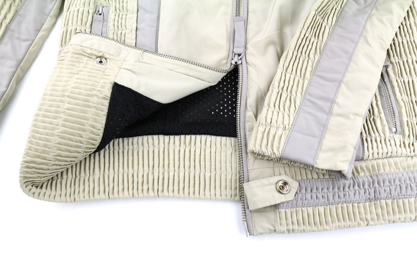 DIESEL G-Ritas moteriška striukė S, smėlio spalvos, tekstūruota, vienguba eilė, rekomenduojama kaina – 250 € 