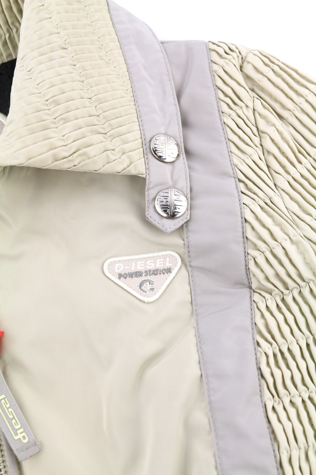 DIESEL G-Ritas moteriška striukė S, smėlio spalvos, tekstūruota, vienguba eilė, rekomenduojama kaina – 250 € 