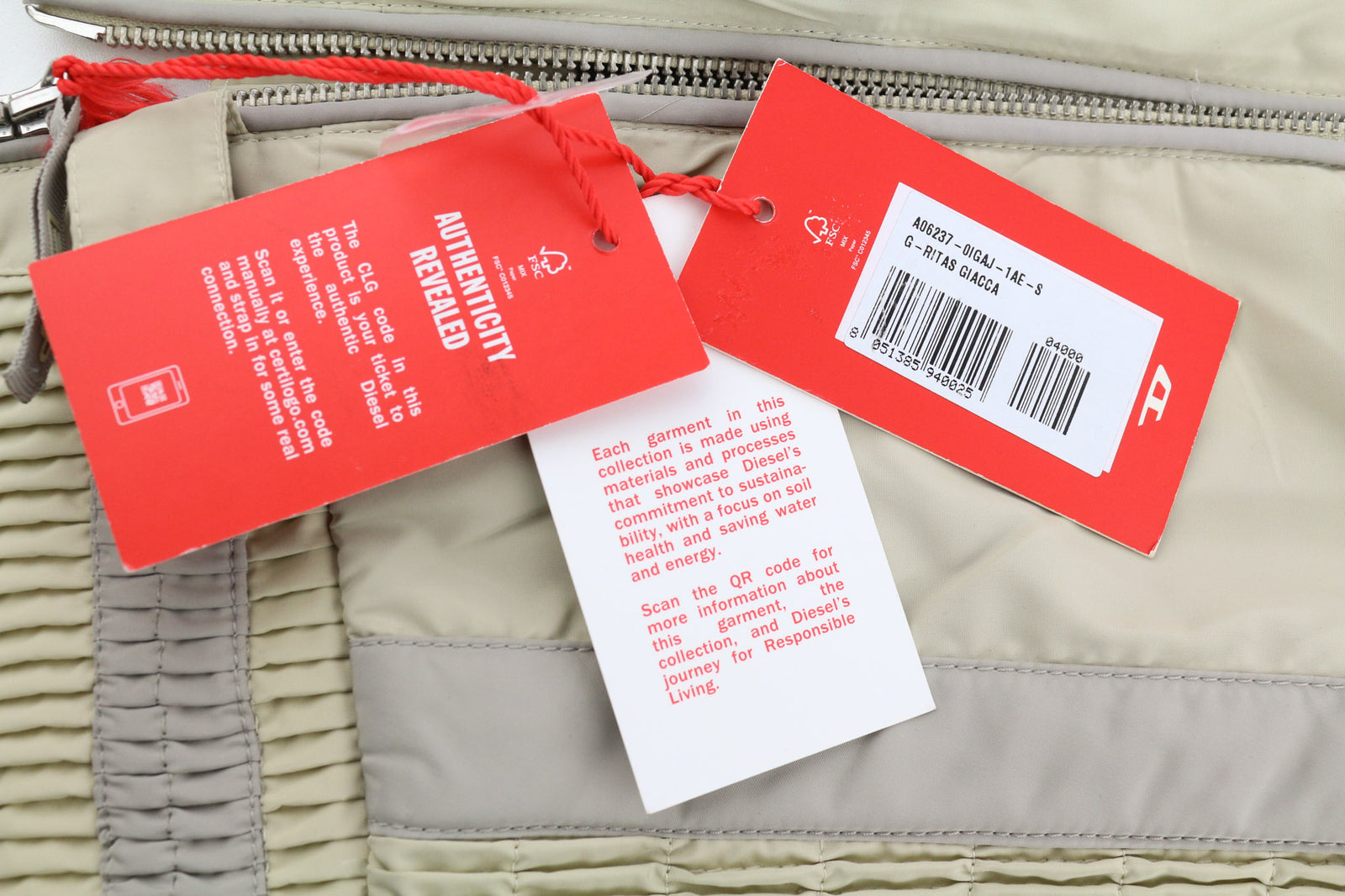 DIESEL G-Ritas moteriška striukė S, smėlio spalvos, tekstūruota, vienguba eilė, rekomenduojama kaina – 250 € 