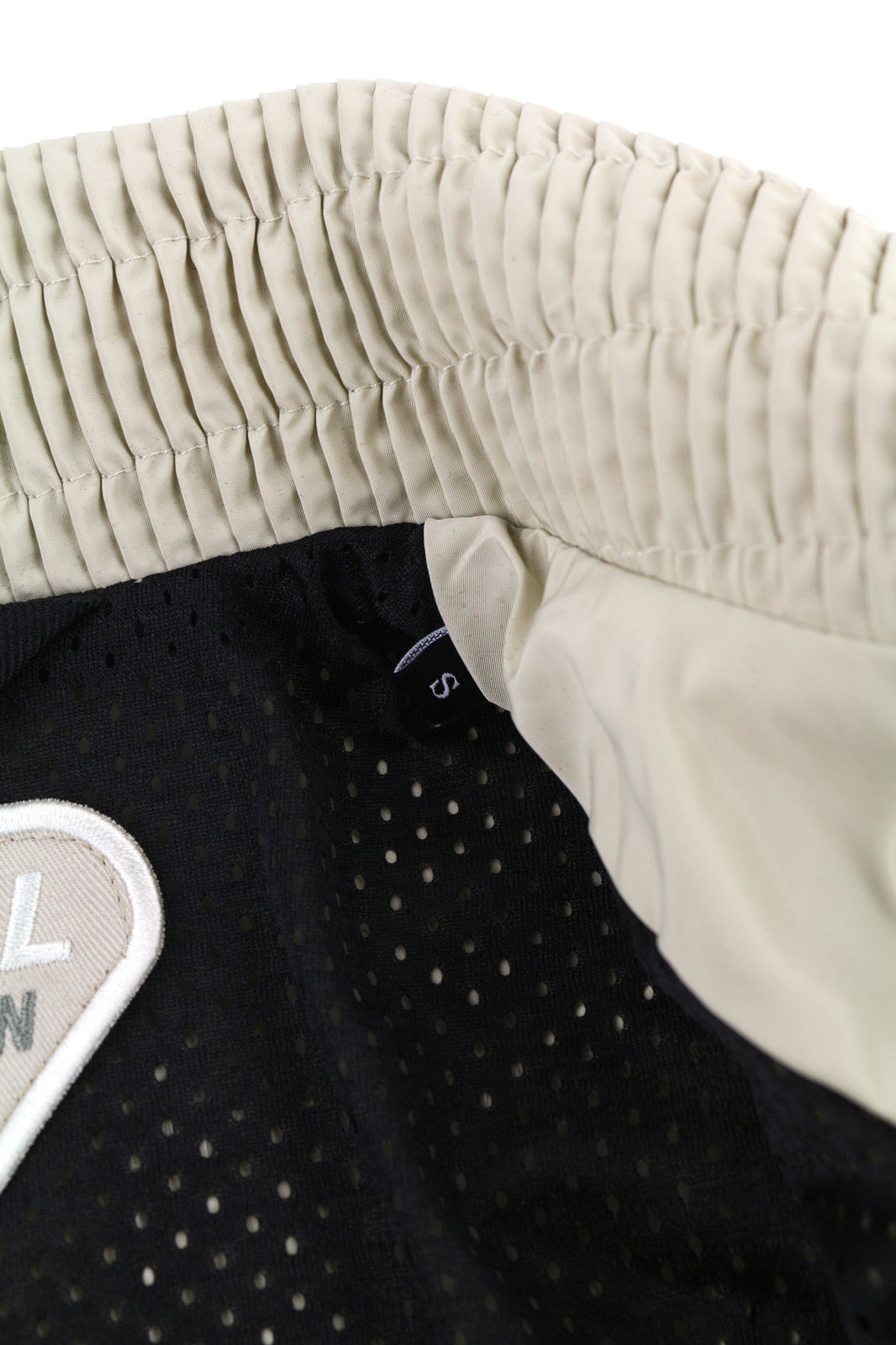 DIESEL G-Ritas moteriška striukė S, smėlio spalvos, tekstūruota, vienguba eilė, rekomenduojama kaina – 250 € 