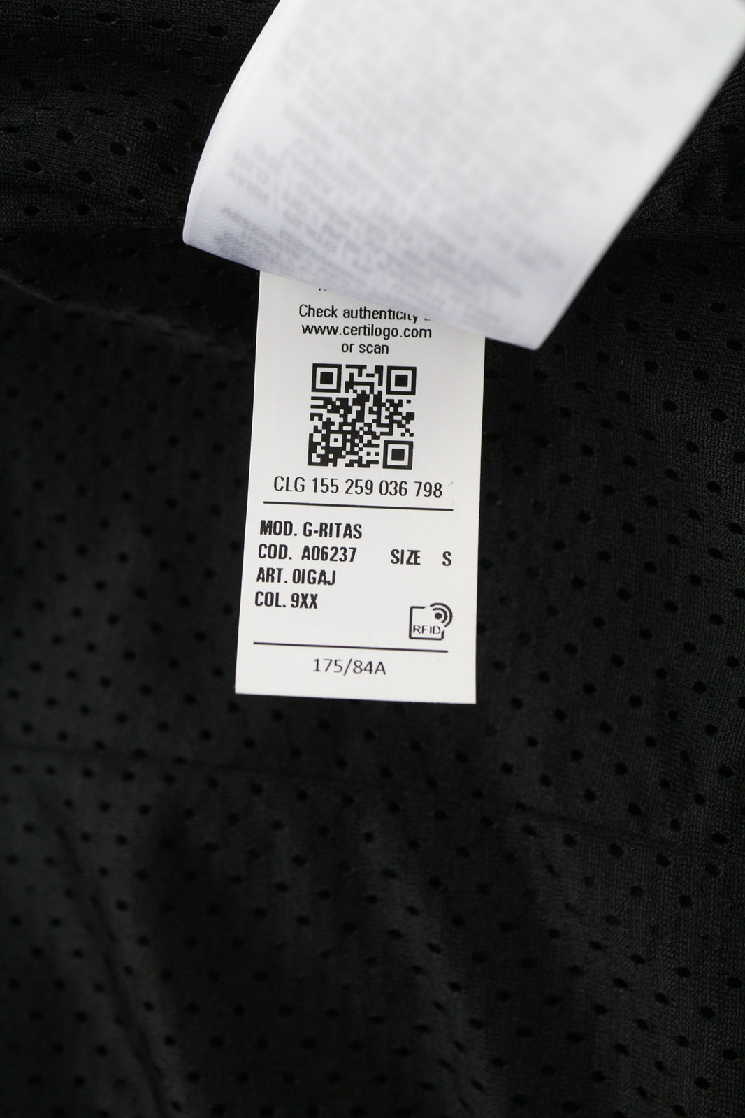 DIESEL G-Ritas moteriškas švarkas S, juodas, tekstūruotas, vieneilis apykaklė, rekomenduojama kaina – 250 € 