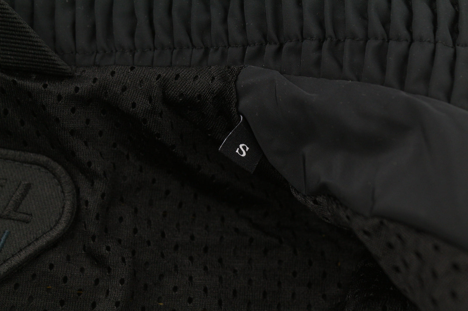 DIESEL G-Ritas moteriškas švarkas S, juodas, tekstūruotas, vieneilis apykaklė, rekomenduojama kaina – 250 € 