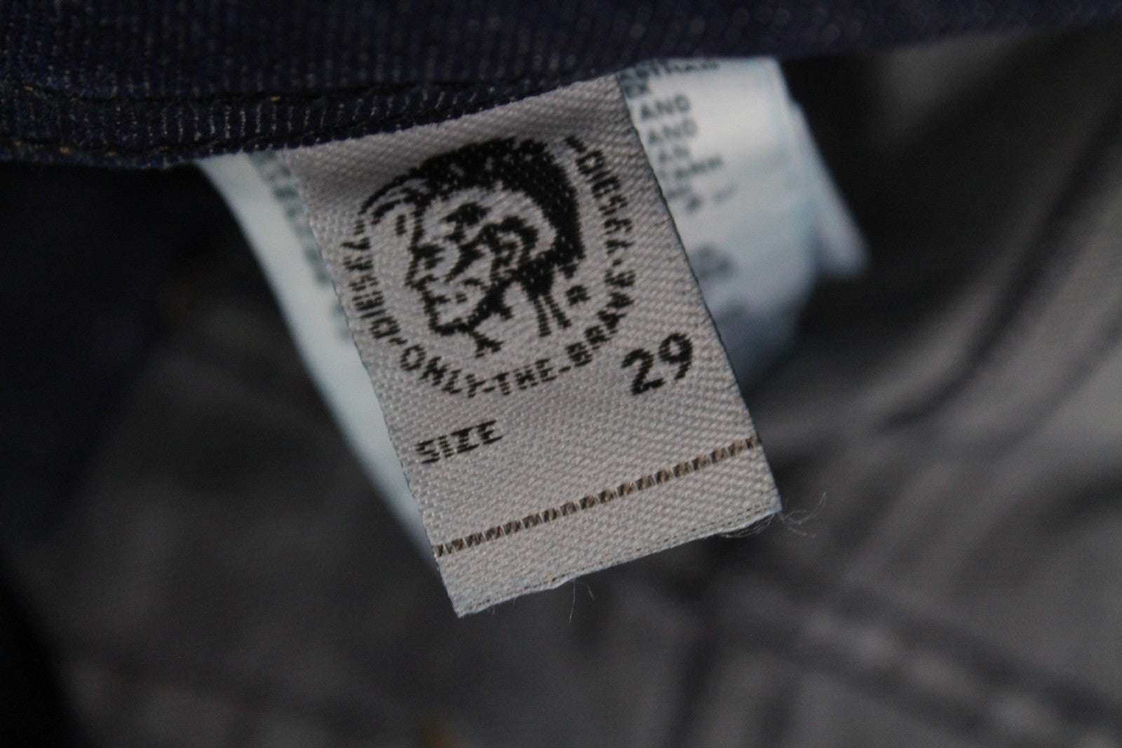 DIESEL Buster R7NA8 vyriški džinsai W29/L32 Slim Fit mėlyni skalbti siaurėjantys tamprūs* 