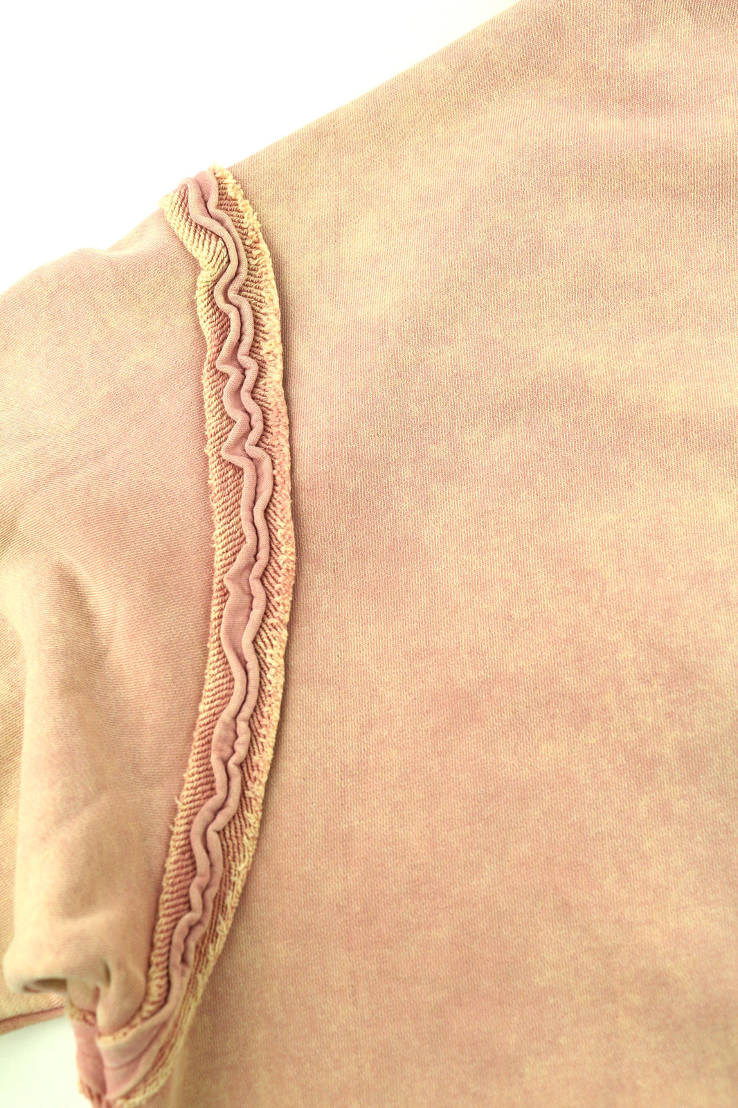 DIESEL F-Mikky moteriškas džemperis su gobtuvu S, persikų spalvos, su asimetriška kišene ir gobtuvu. Rekomenduojama kaina – 195 €. 