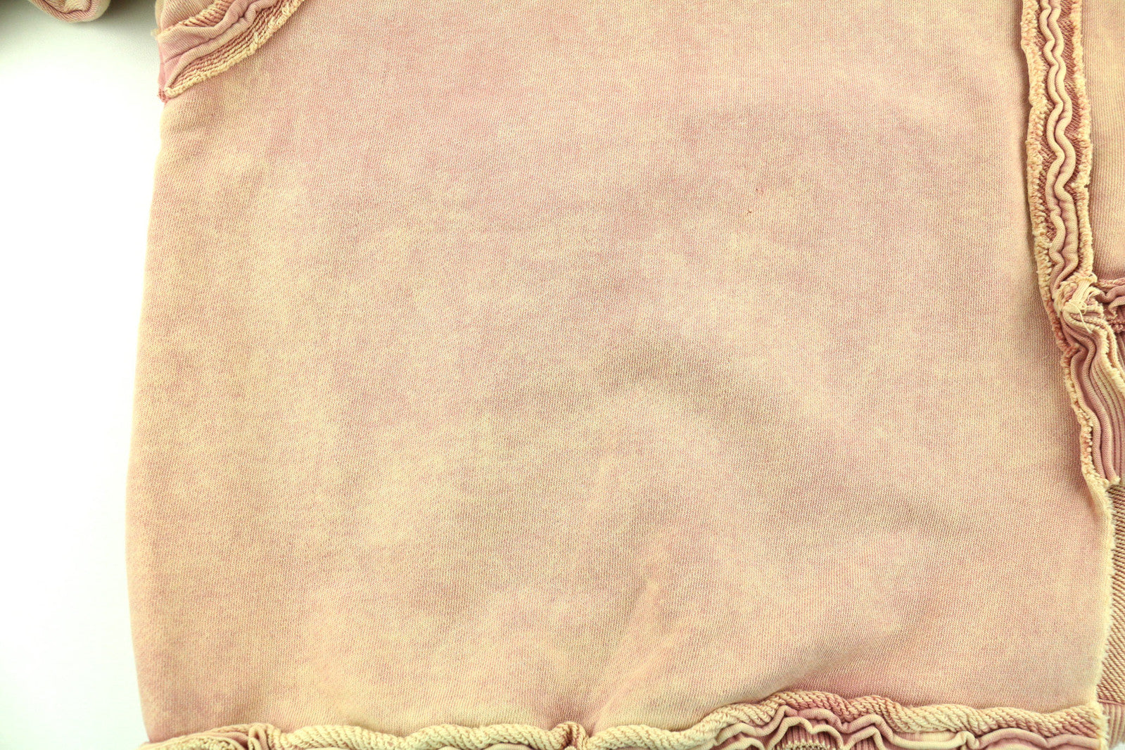 DIESEL F-Mikky moteriškas džemperis su gobtuvu S, persikų spalvos, su asimetriška kišene ir gobtuvu. Rekomenduojama kaina – 195 €. 