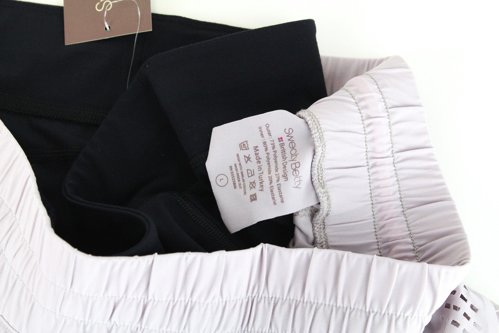 SWEATY BETTY Aerial 2in1 moteriški šortai L dydžio, violetiniai, juodi, sportinio logotipo tamprūs. 