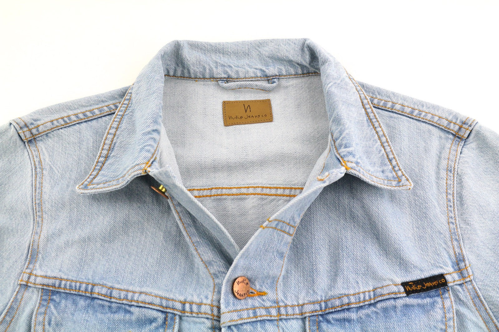 NUDIE Perry vyriška striukė M, ekologiški sūraus vandens atspalviai, sagomis užsegama kaklo džinsinio audinio logotipu 