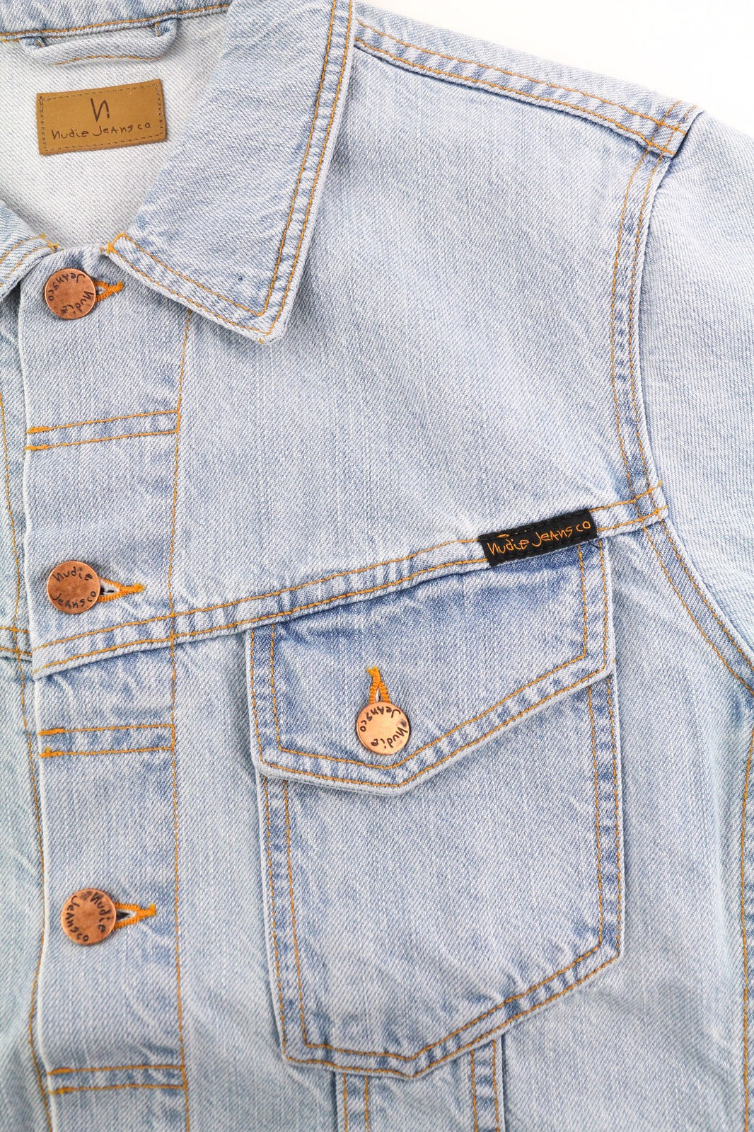 NUDIE Perry vyriška striukė M, ekologiški sūraus vandens atspalviai, sagomis užsegama kaklo džinsinio audinio logotipu 