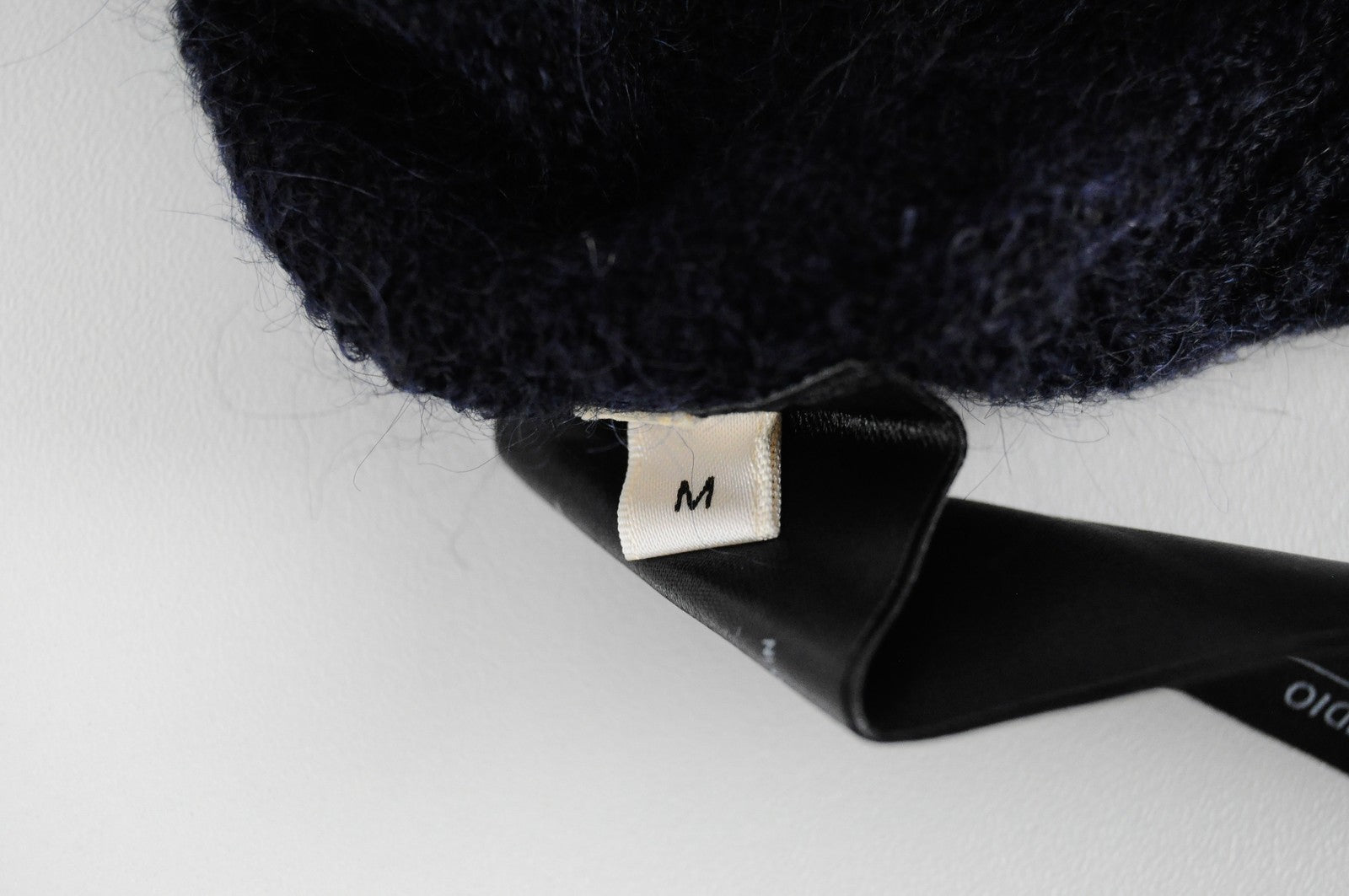 SUISTUDIO Airy moteriškas M dydžio džemperis su tamsiai mėlyna vilnos mišinio ilgarankoviu megztiniu 