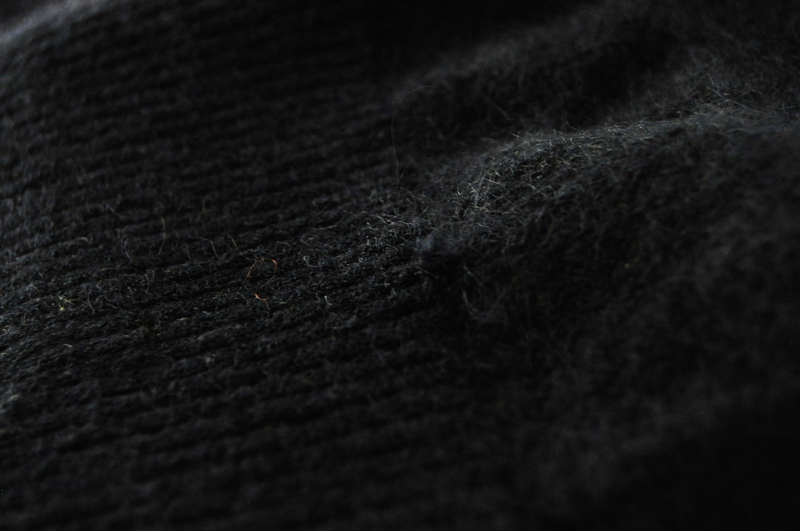 SUISTUDIO Airy moteriškas M dydžio džemperis su tamsiai mėlyna vilnos mišinio ilgarankoviu megztiniu 