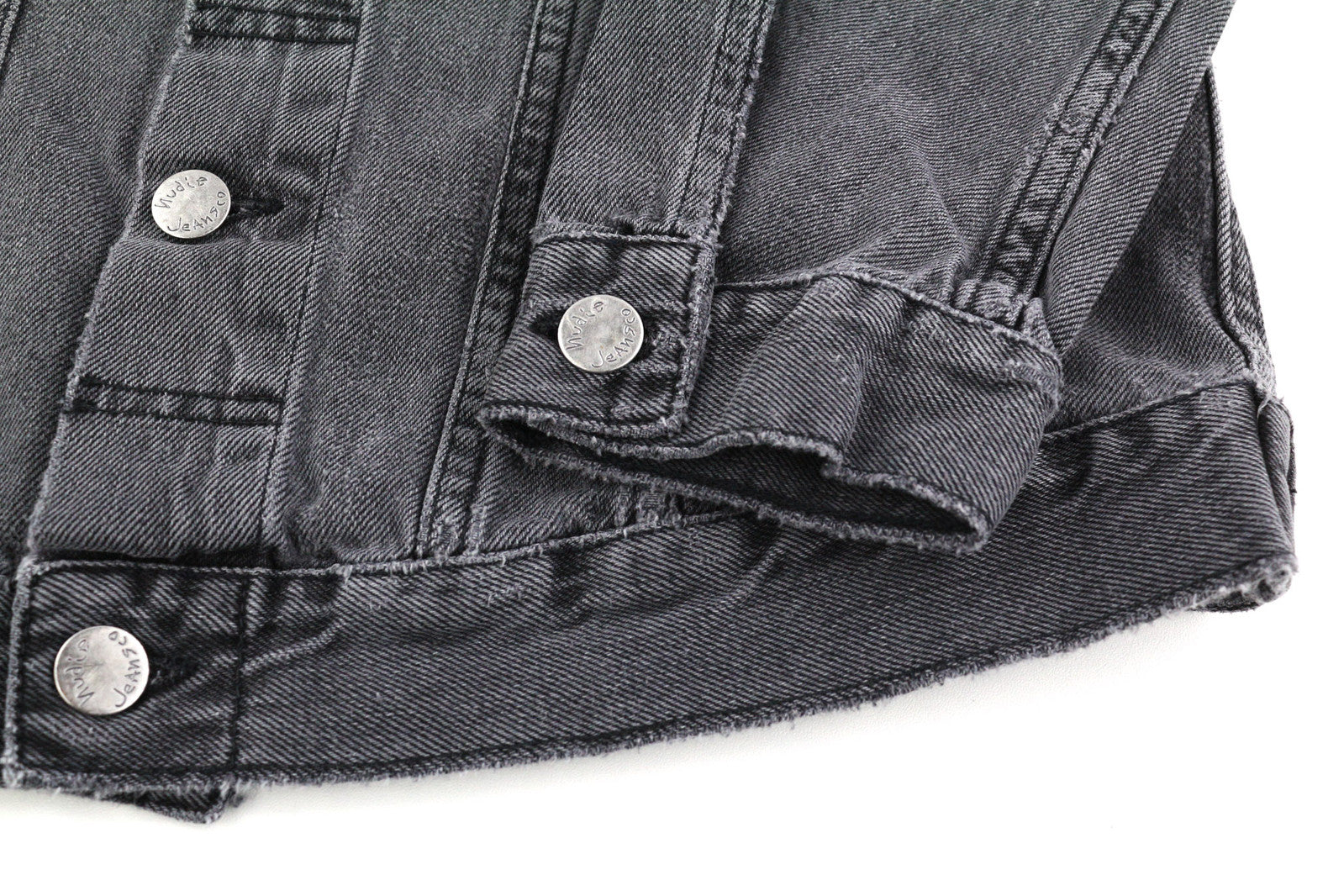 NUDIE Billy vyriška striukė XS su pamušalu, sagomis ir logotipu bei kišenėmis iš džinso. 