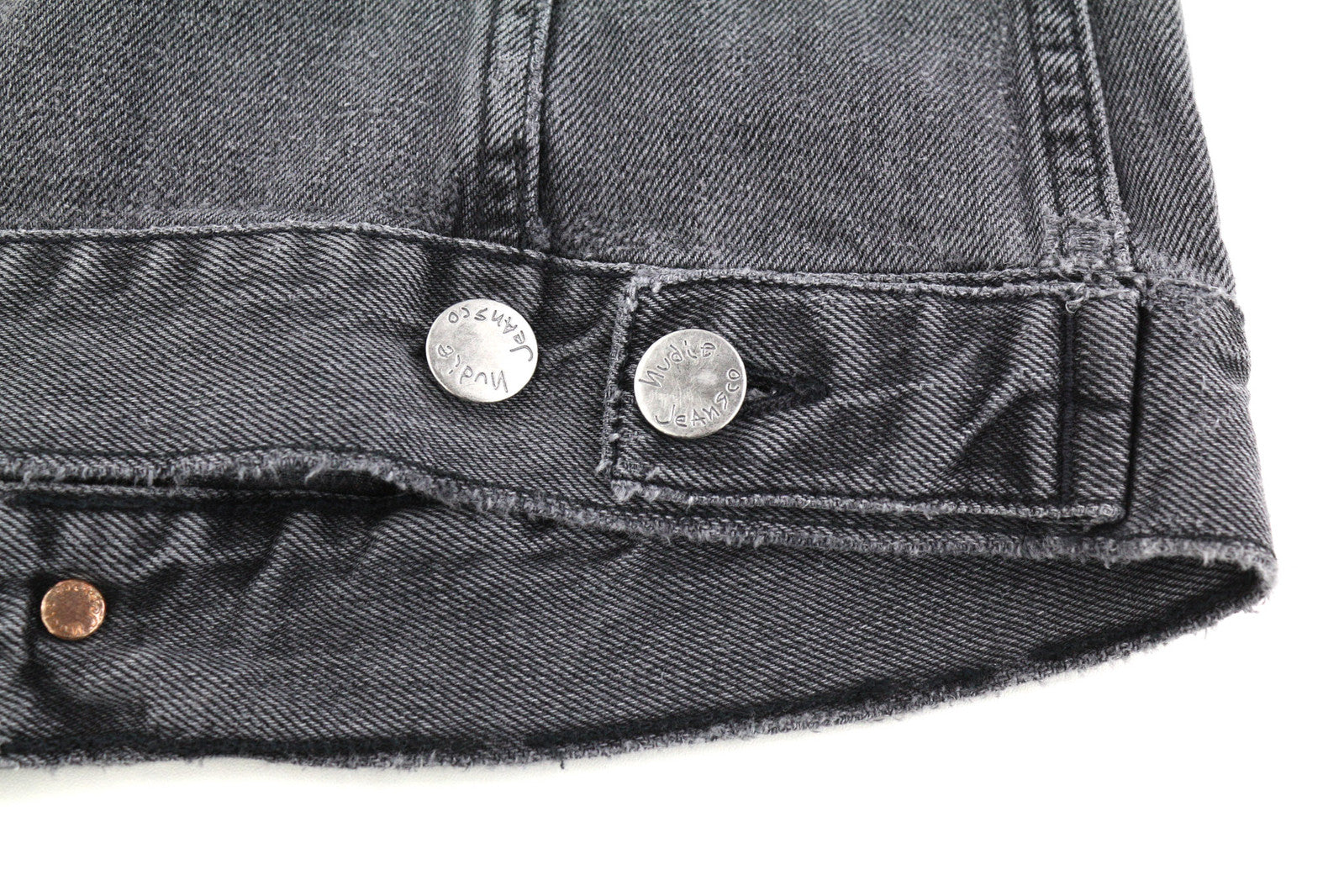 NUDIE Billy vyriška striukė XS su pamušalu, sagomis ir logotipu bei kišenėmis iš džinso. 