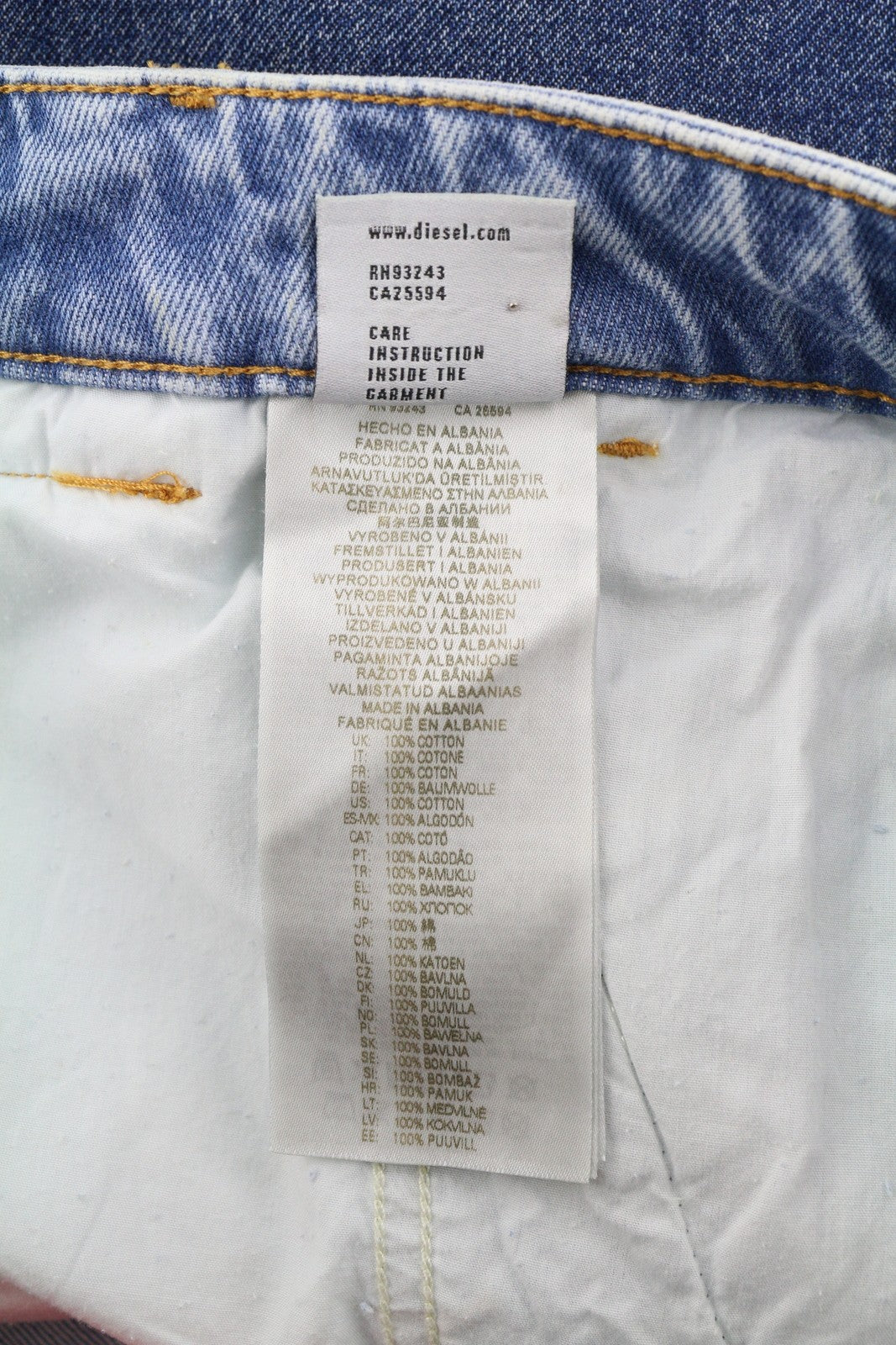 DIESEL P-5-D 0GHAW vyriški džinsai W34 laisvo kirpimo, siaurėjančiomis klešnėmis, su užtrauktuku, skalbtos mėlynos spalvos, rekomenduojama kaina – 425 € 