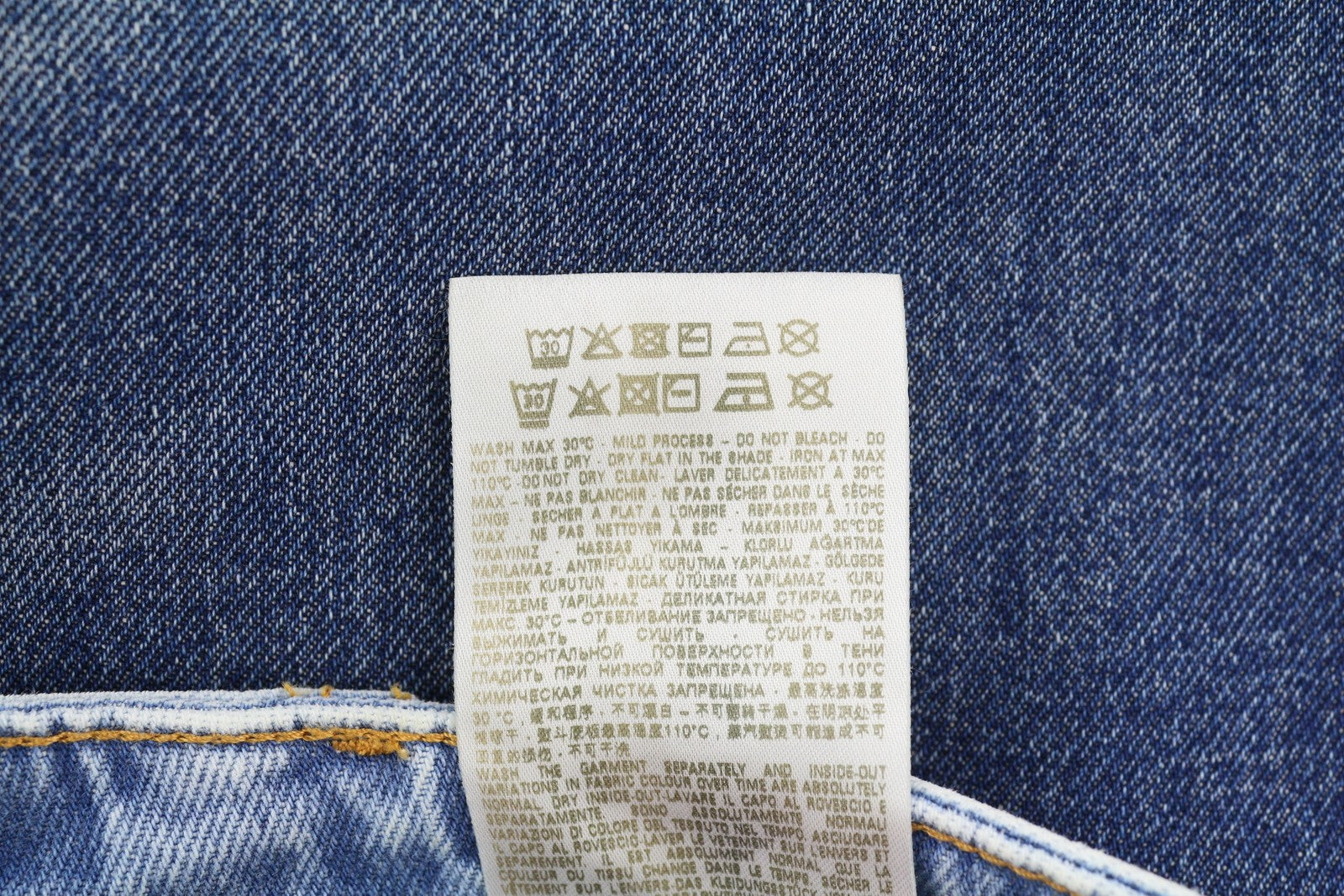 DIESEL P-5-D 0GHAW vyriški džinsai W34 laisvo kirpimo, siaurėjančiomis klešnėmis, su užtrauktuku, skalbtos mėlynos spalvos, rekomenduojama kaina – 425 € 