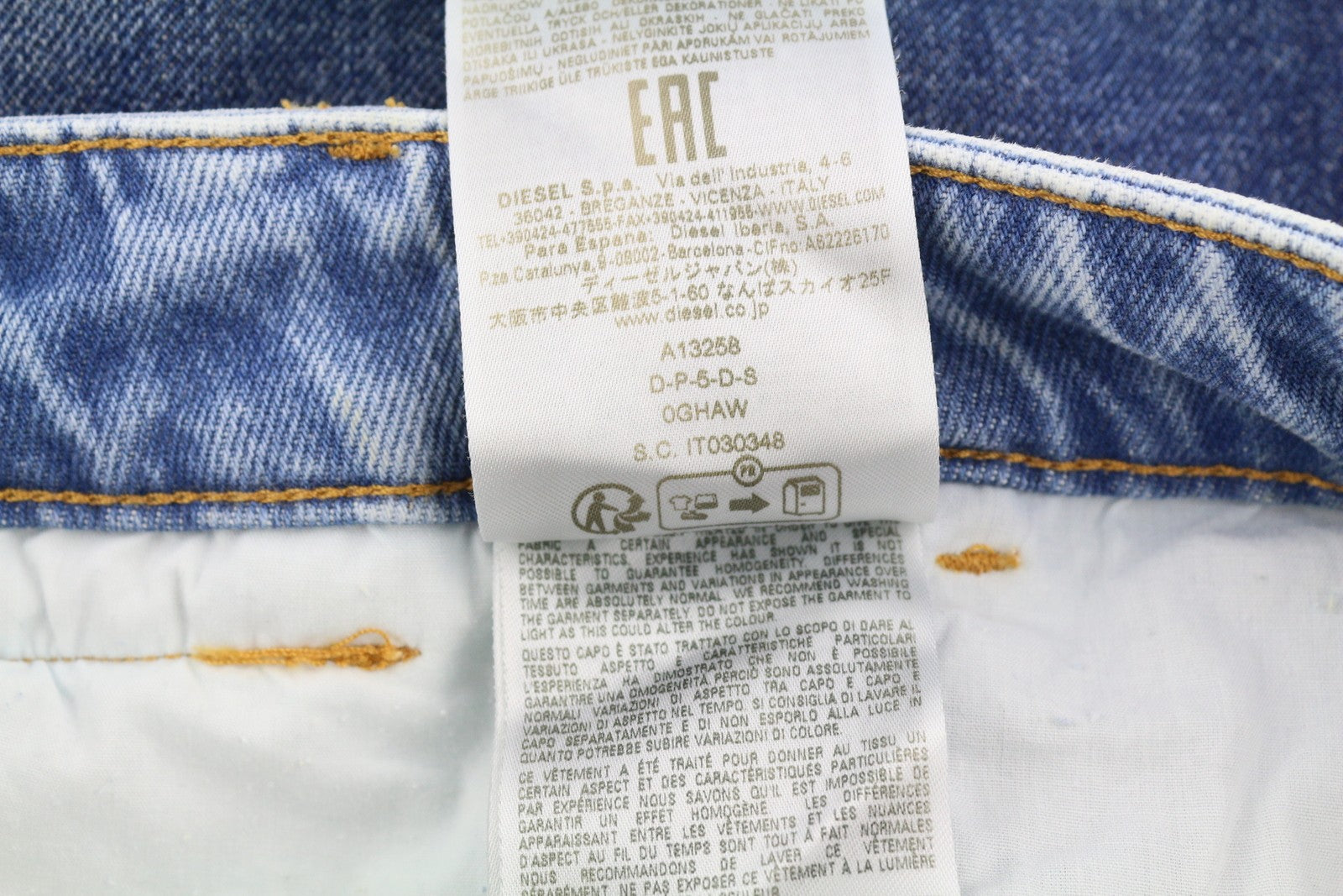 DIESEL P-5-D 0GHAW vyriški džinsai W34 laisvo kirpimo, siaurėjančiomis klešnėmis, su užtrauktuku, skalbtos mėlynos spalvos, rekomenduojama kaina – 425 € 