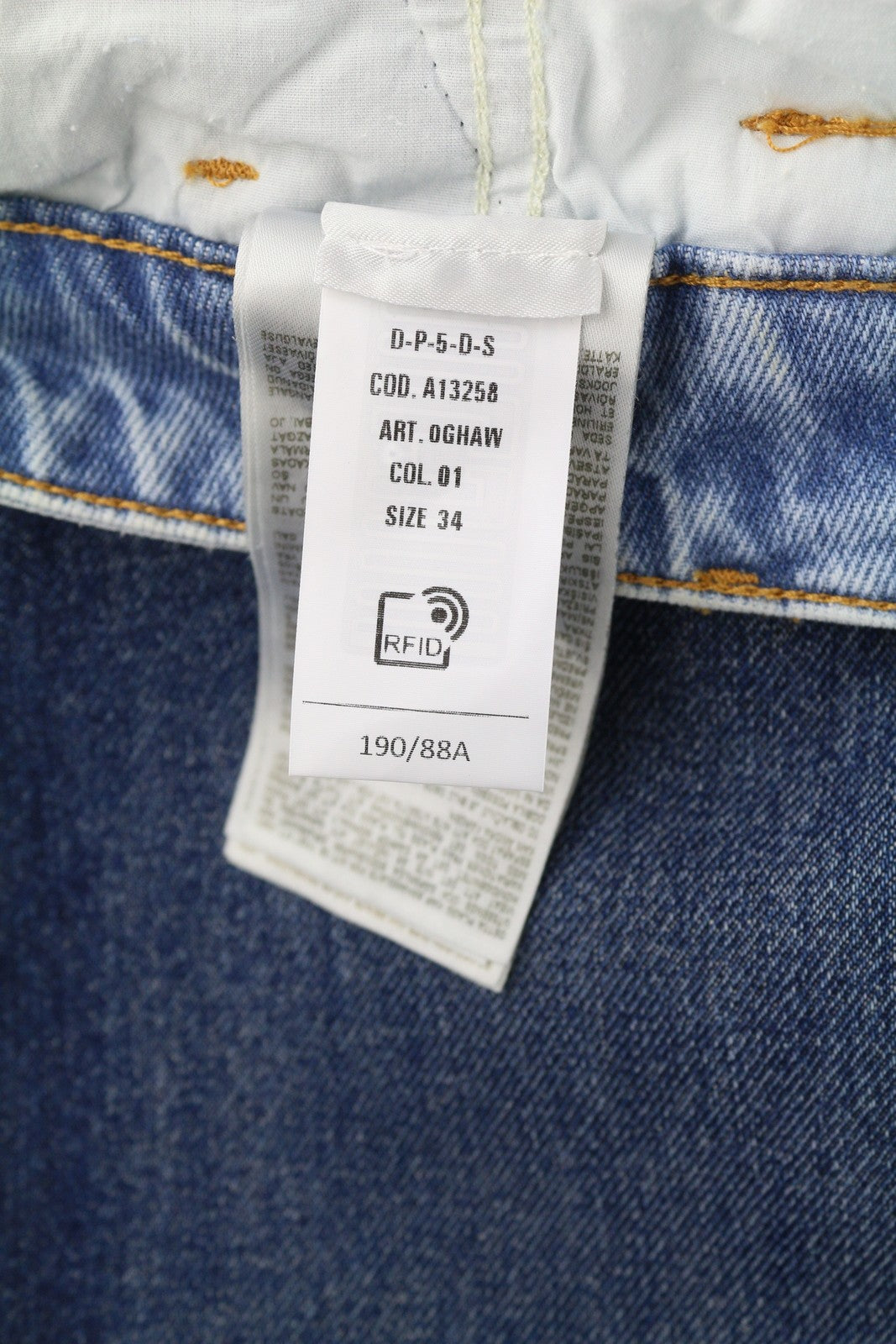 DIESEL P-5-D 0GHAW vyriški džinsai W34 laisvo kirpimo, siaurėjančiomis klešnėmis, su užtrauktuku, skalbtos mėlynos spalvos, rekomenduojama kaina – 425 € 