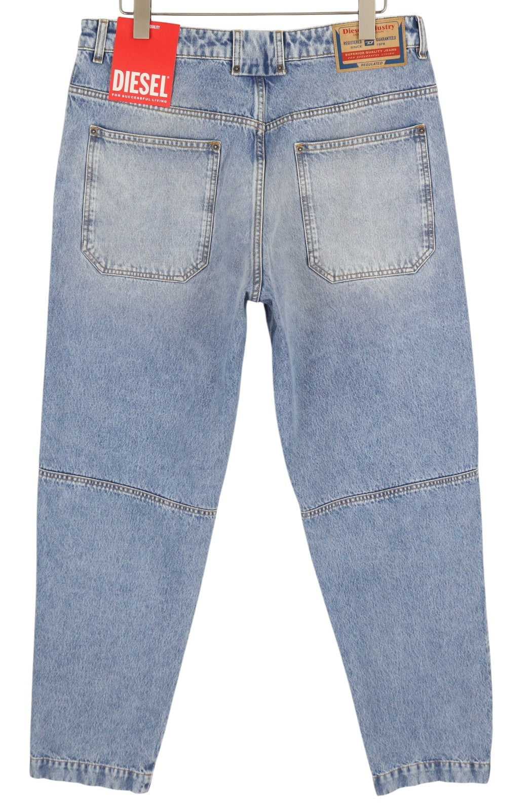 DIESEL P-5-D 0GHAW vyriški džinsai W34 laisvo kirpimo, siaurėjančiomis klešnėmis, su užtrauktuku, skalbtos mėlynos spalvos, rekomenduojama kaina – 425 € 