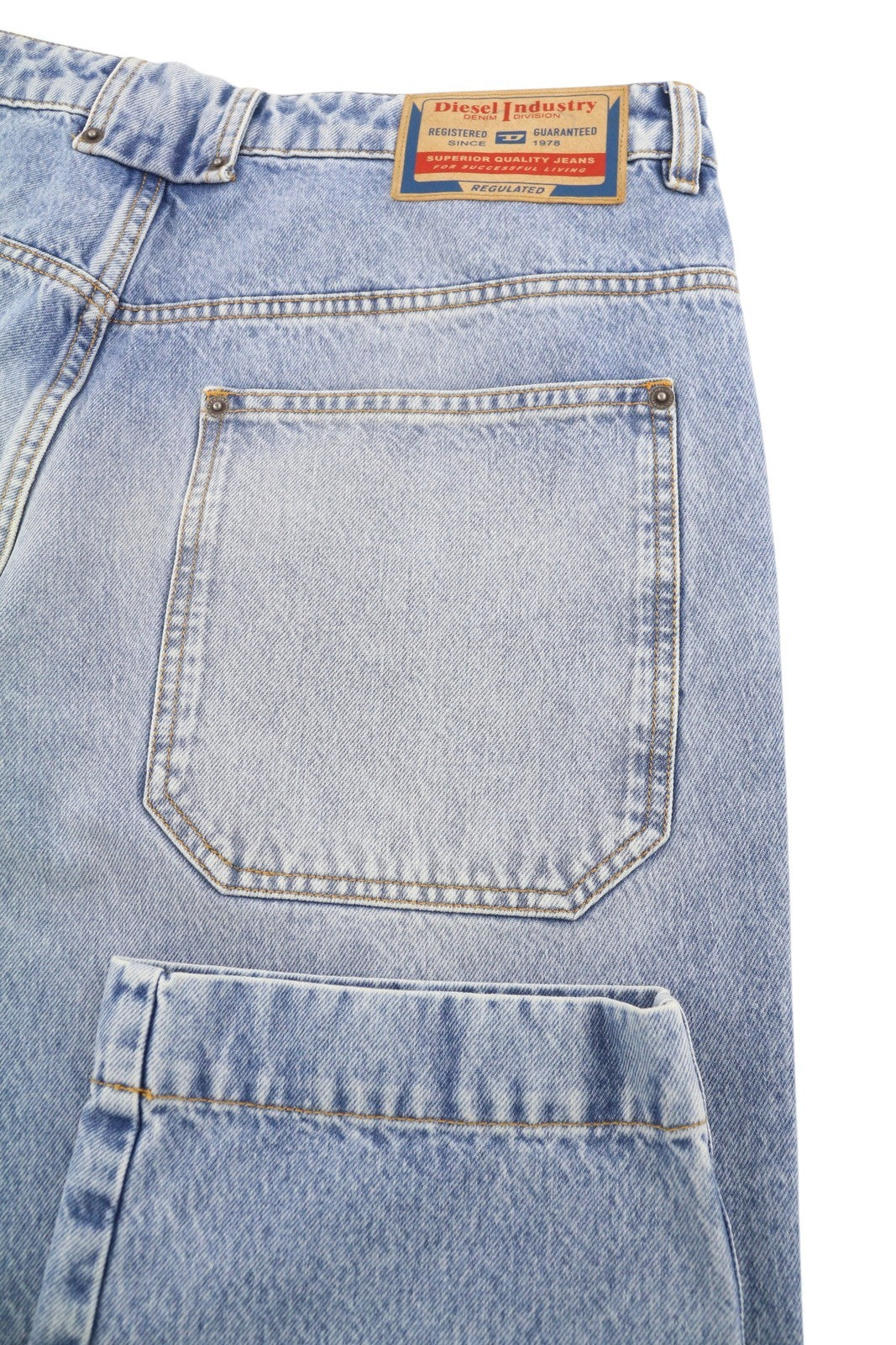 DIESEL P-5-D 0GHAW vyriški džinsai W34 laisvo kirpimo, siaurėjančiomis klešnėmis, su užtrauktuku, skalbtos mėlynos spalvos, rekomenduojama kaina – 425 € 