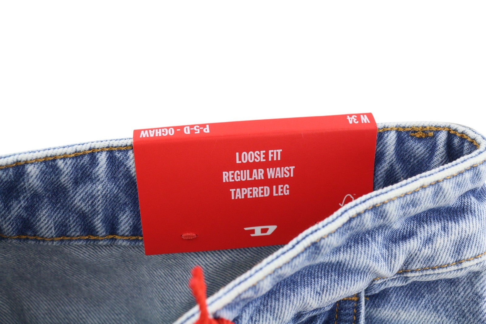 DIESEL P-5-D 0GHAW vyriški džinsai W34 laisvo kirpimo, siaurėjančiomis klešnėmis, su užtrauktuku, skalbtos mėlynos spalvos, rekomenduojama kaina – 425 € 