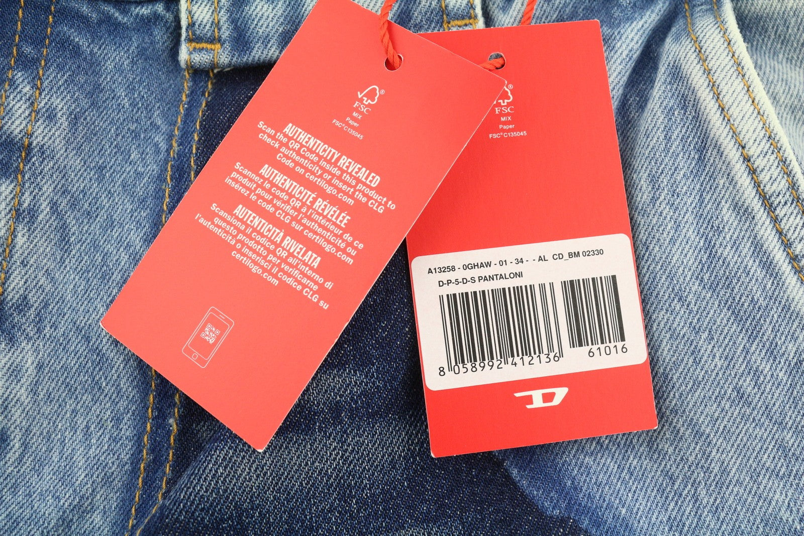 DIESEL P-5-D 0GHAW vyriški džinsai W34 laisvo kirpimo, siaurėjančiomis klešnėmis, su užtrauktuku, skalbtos mėlynos spalvos, rekomenduojama kaina – 425 € 