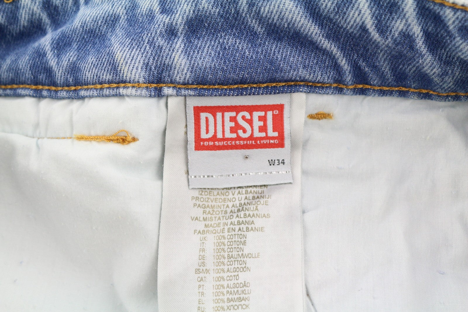 DIESEL P-5-D 0GHAW vyriški džinsai W34 laisvo kirpimo, siaurėjančiomis klešnėmis, su užtrauktuku, skalbtos mėlynos spalvos, rekomenduojama kaina – 425 € 