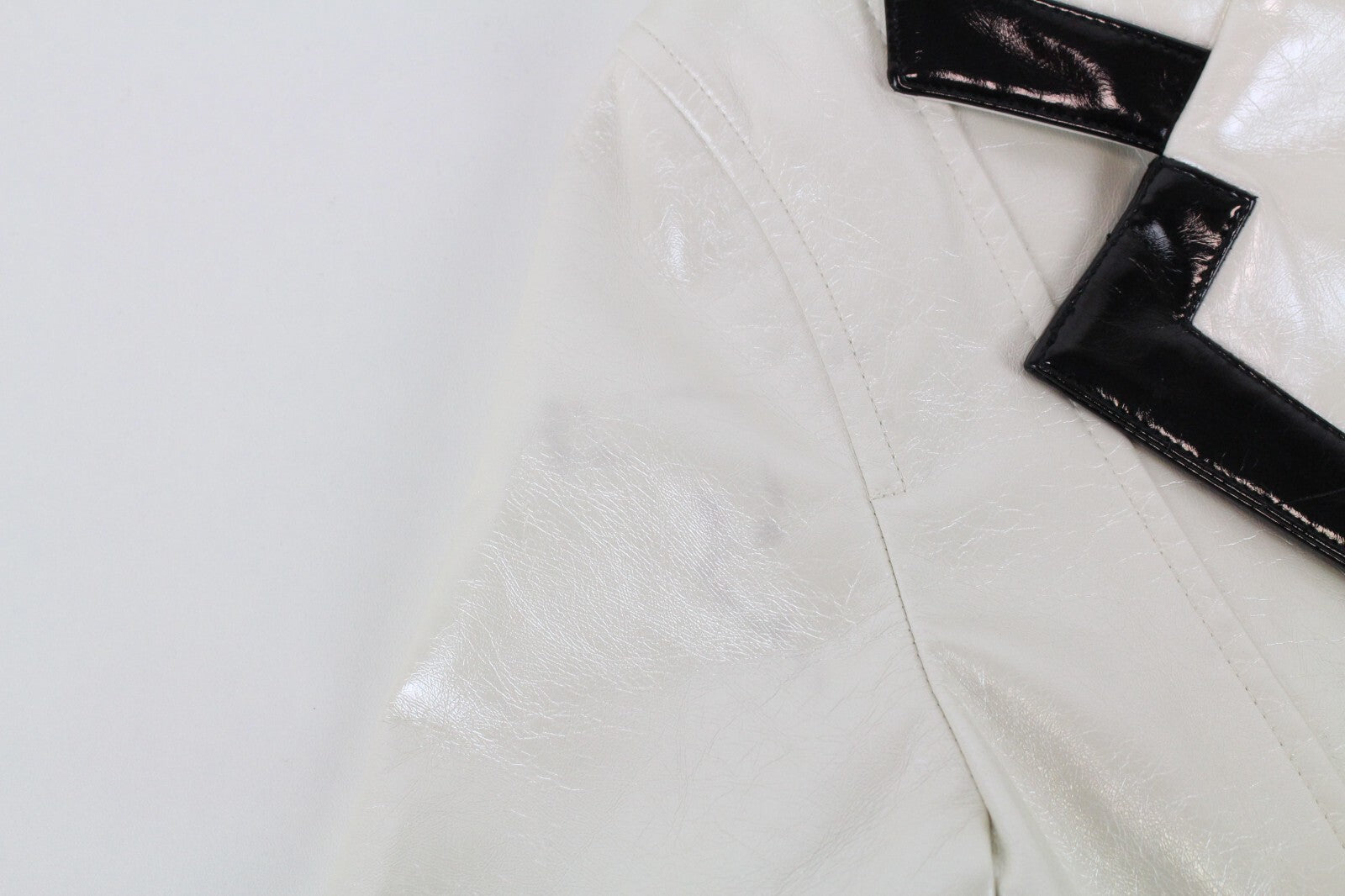 Moteriškas DIESEL Marilou paltas S, smėlio spalvos, dvieilis, su pamušalu, išpjova. RMK 400 €. 