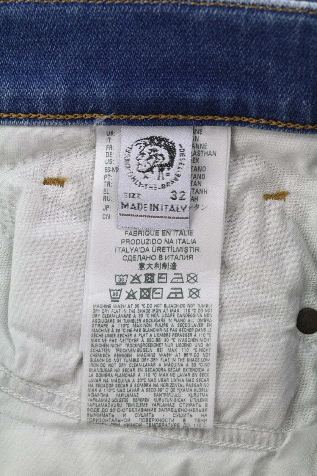 DIESEL Tepphar 009JU vyriški džinsai W32/L32 Slim, tamprūs, skalbto džinso mėlynumo, rekomenduojama kaina – 200 € 