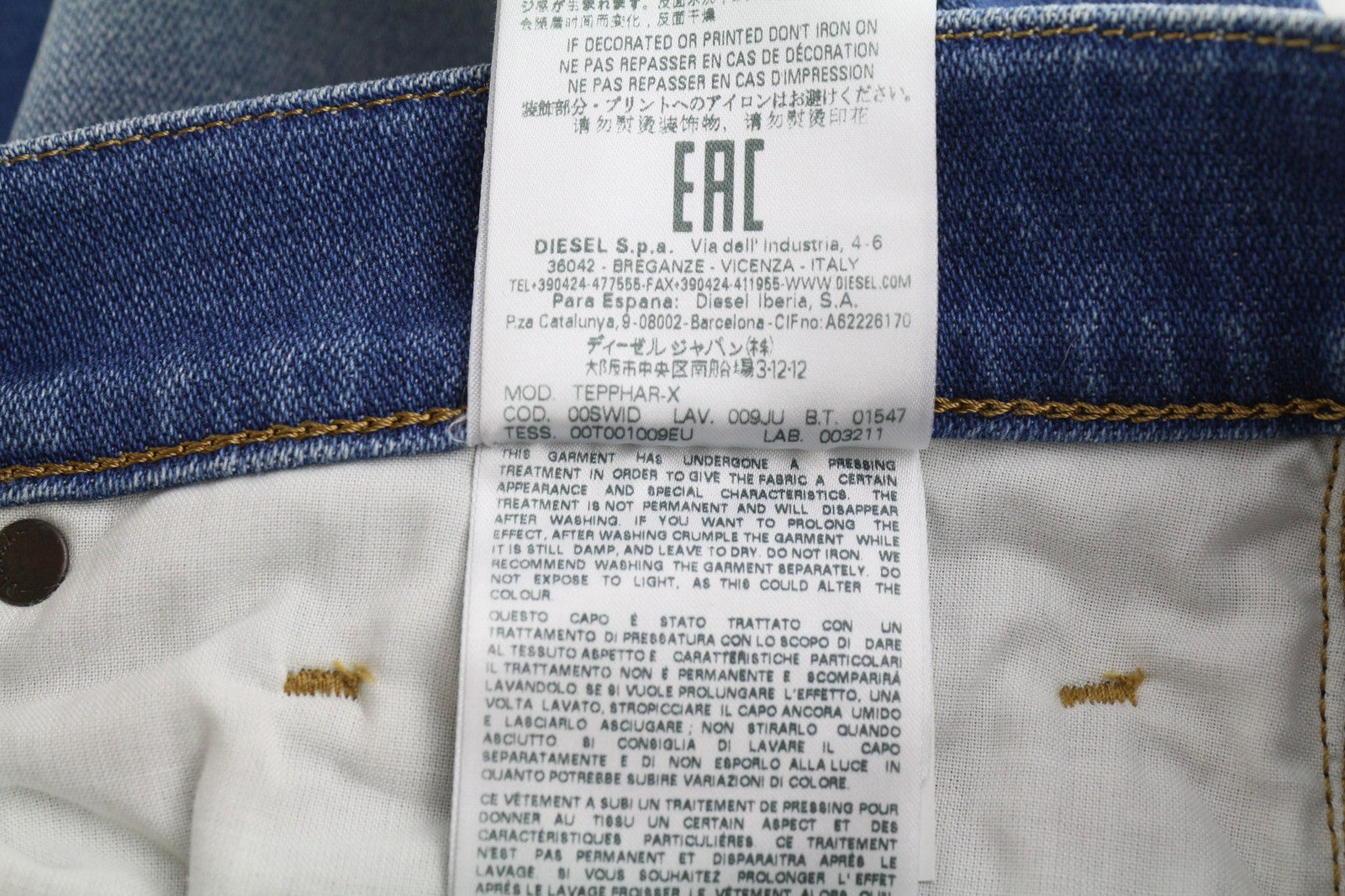 DIESEL Tepphar 009JU vyriški džinsai W32/L32 Slim, tamprūs, skalbto džinso mėlynumo, rekomenduojama kaina – 200 € 