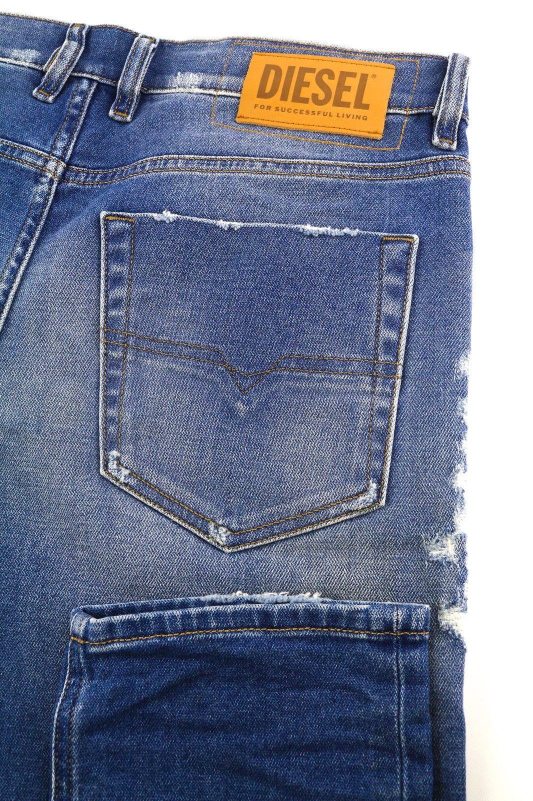 DIESEL Tepphar 009JU vyriški džinsai W32/L32 Slim, tamprūs, skalbto džinso mėlynumo, rekomenduojama kaina – 200 € 