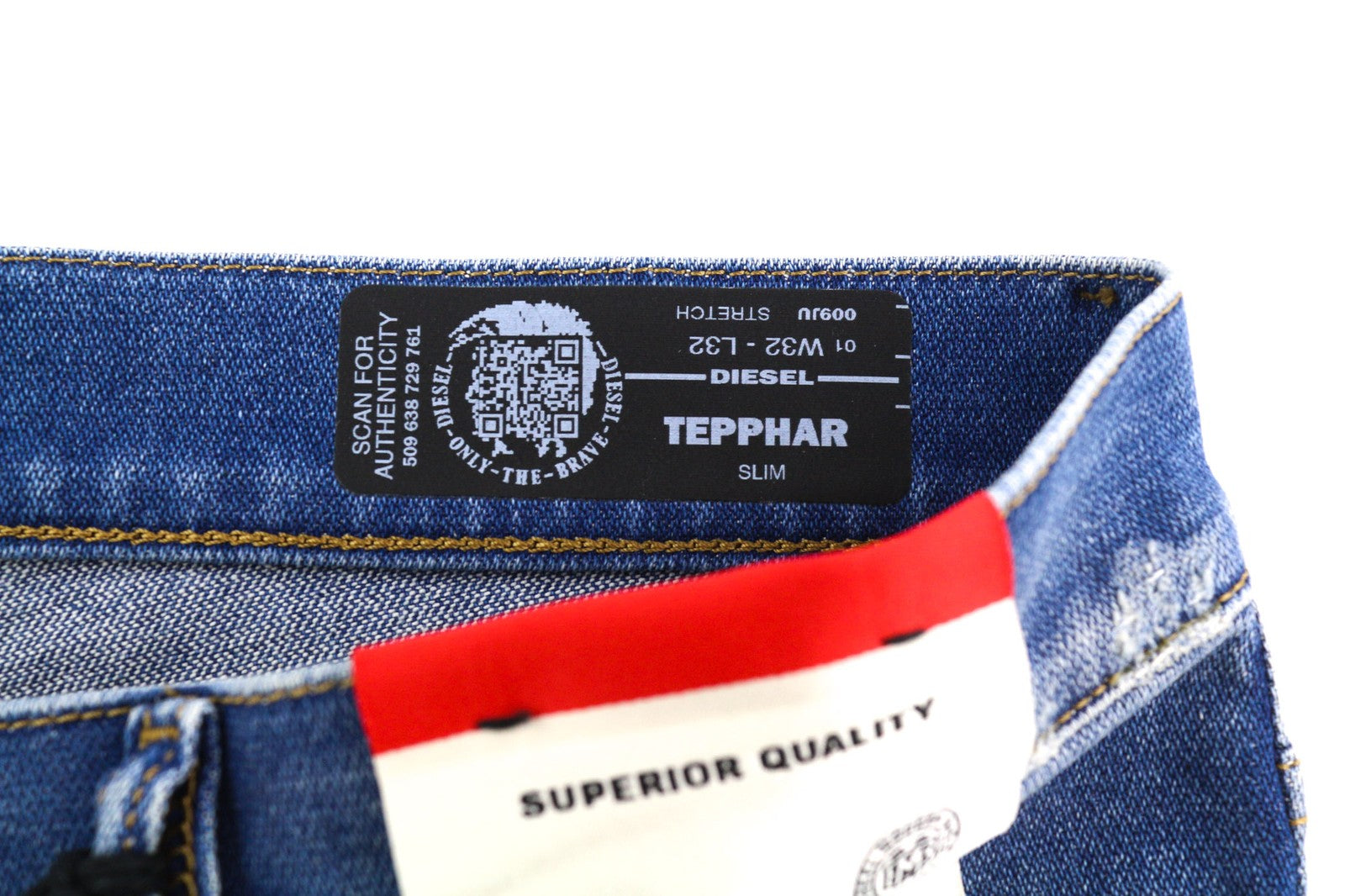 DIESEL Tepphar 009JU vyriški džinsai W32/L32 Slim, tamprūs, skalbto džinso mėlynumo, rekomenduojama kaina – 200 € 