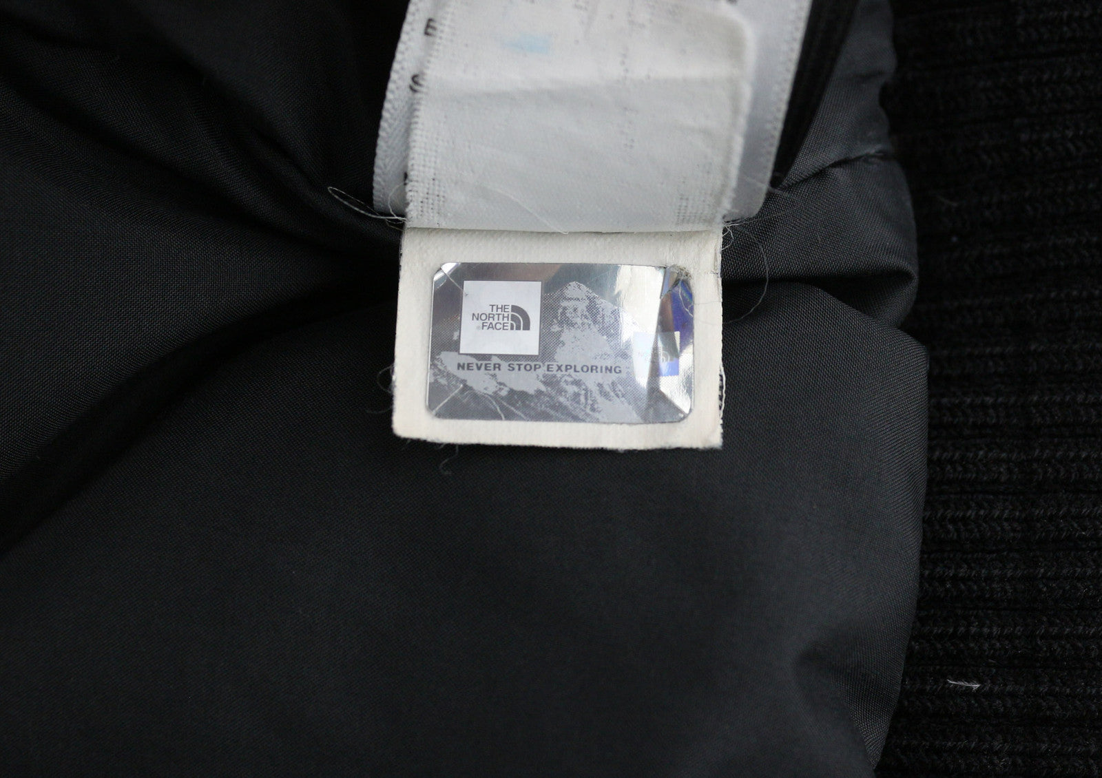 „THE NORTH FACE“ vyriška striukė XL dydžio, juoda, su gobtuvu, žąsų pūkų izoliacija, „DryVent“ logotipu. 