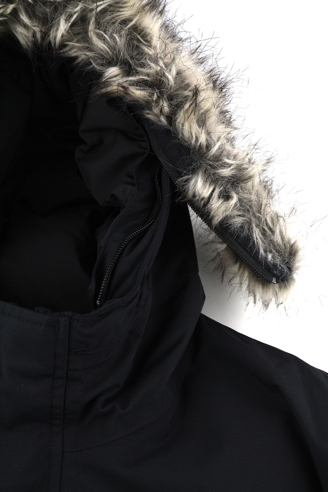 „THE NORTH FACE“ vyriška striukė XL dydžio, juoda, su gobtuvu, žąsų pūkų izoliacija, „DryVent“ logotipu. 