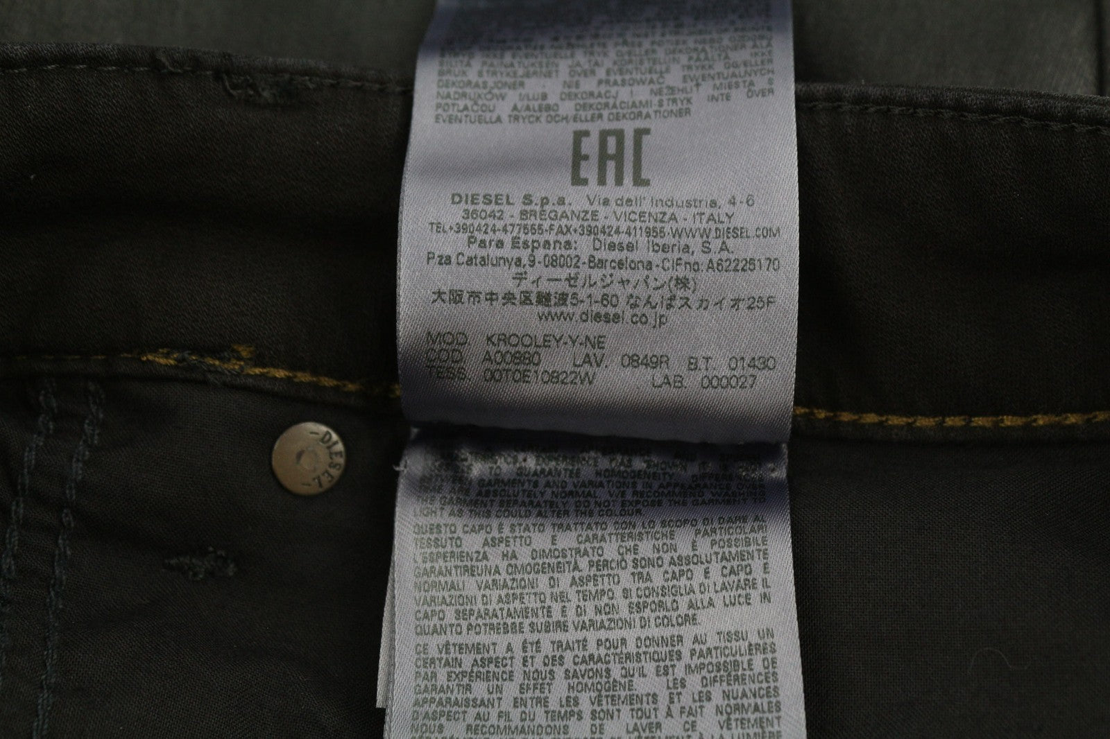 DIESEL Krooley Jogg 0849R vyriški džinsai W30/L30 siaurėjantys dengti džinsai, juodi, rekomenduojama kaina – 250 € 