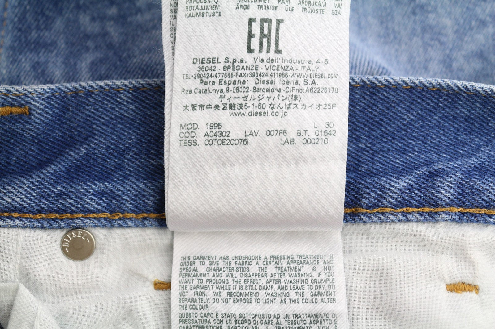 DIESEL 1995 007F5 vyriški džinsai W33/L30 ploni, vidutinio juosmens, tiesūs klešniai, rekomenduojama kaina – 250 € 