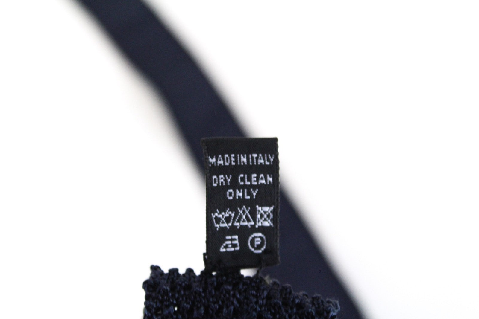 SUITSUPPLY vyriškas tamsiai mėlynas dryžuotas megztas kaklaraištis ~144 x 6 cm šilkinis kvadratiniais galais 