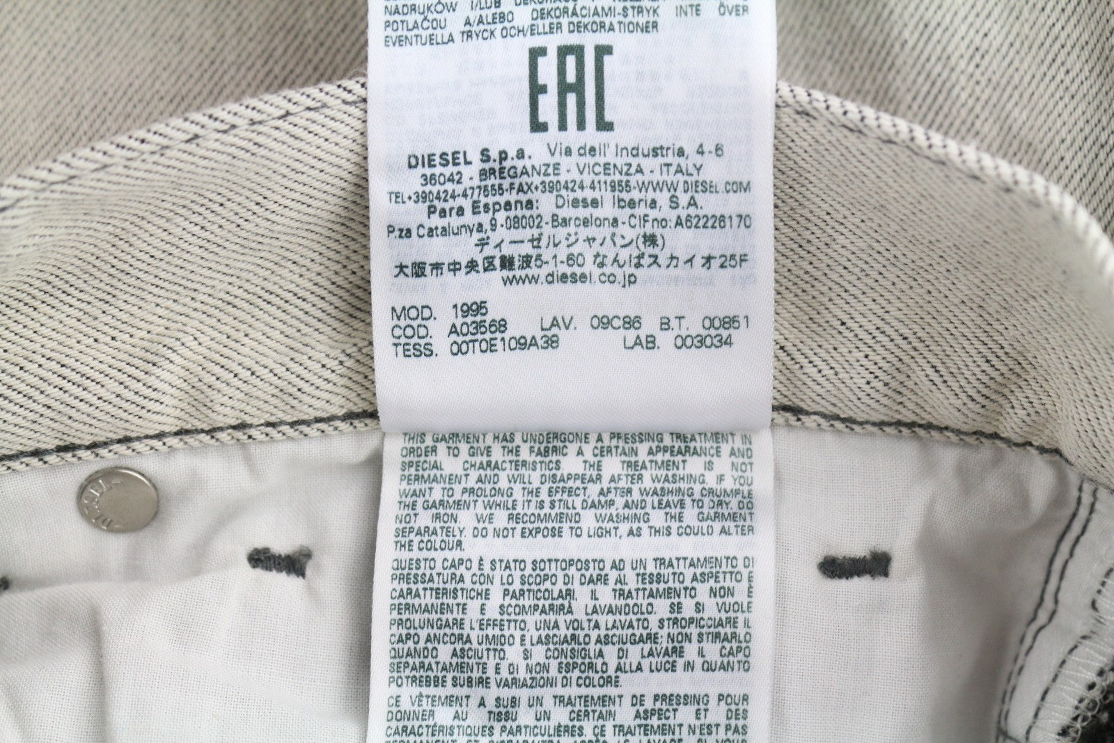 DIESEL 1995 09C86 vyriški džinsai W29/L32 Light Slim tiesūs vidutinio juosmens ūgio, rekomenduojama kaina – 195 € 