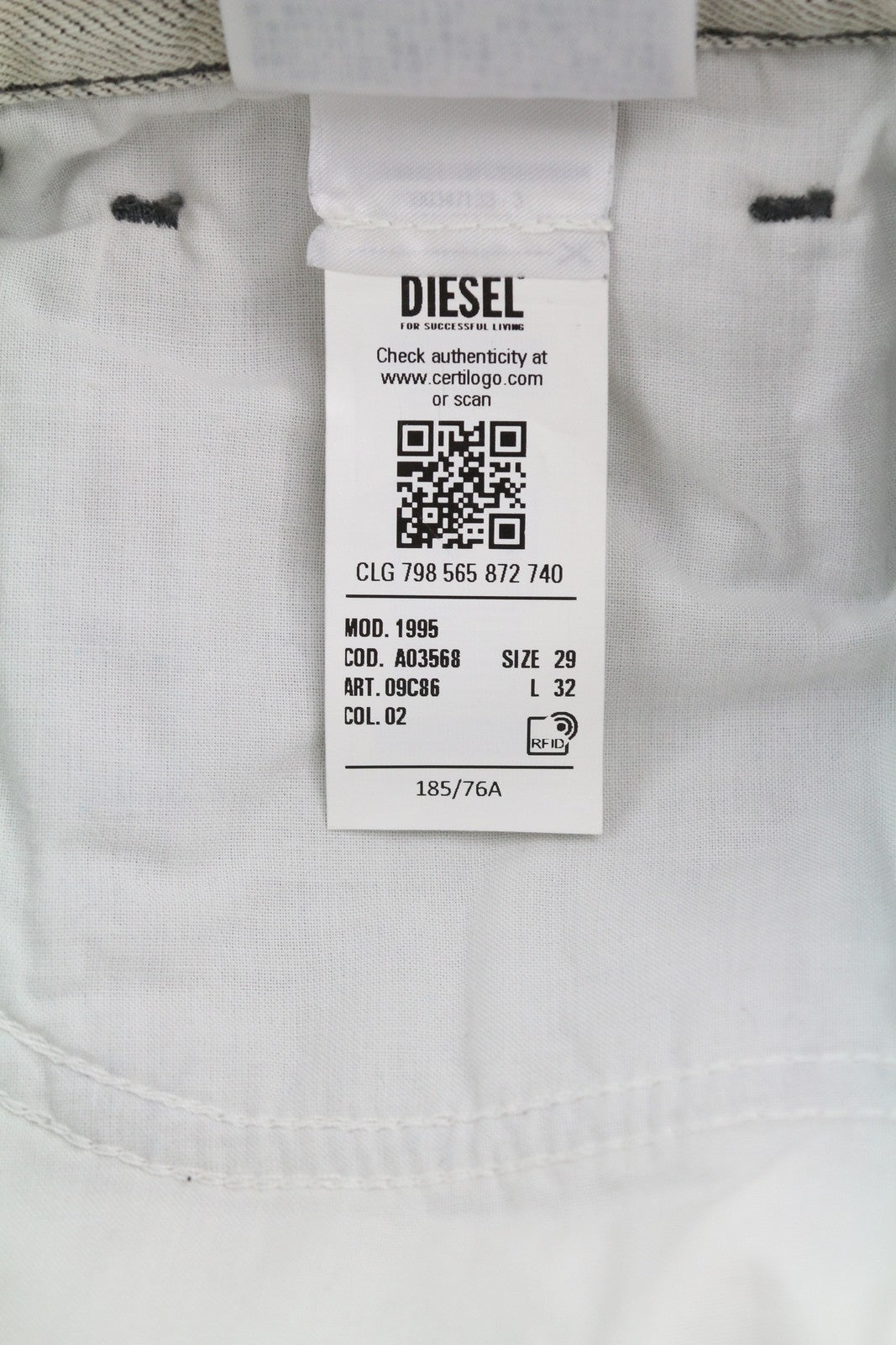 DIESEL 1995 09C86 vyriški džinsai W29/L32 Light Slim tiesūs vidutinio juosmens ūgio, rekomenduojama kaina – 195 € 