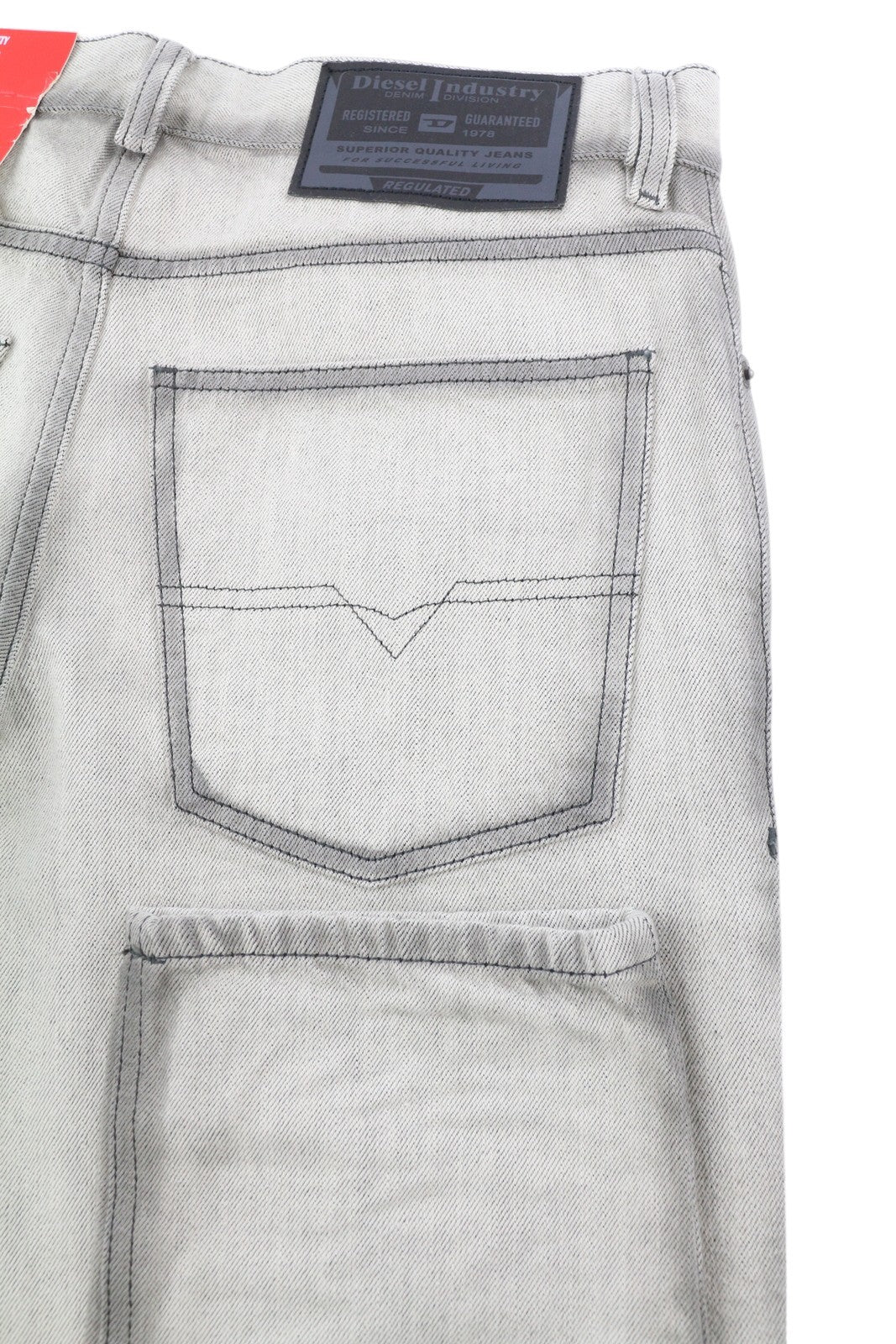 DIESEL 1995 09C86 vyriški džinsai W29/L32 Light Slim tiesūs vidutinio juosmens ūgio, rekomenduojama kaina – 195 € 