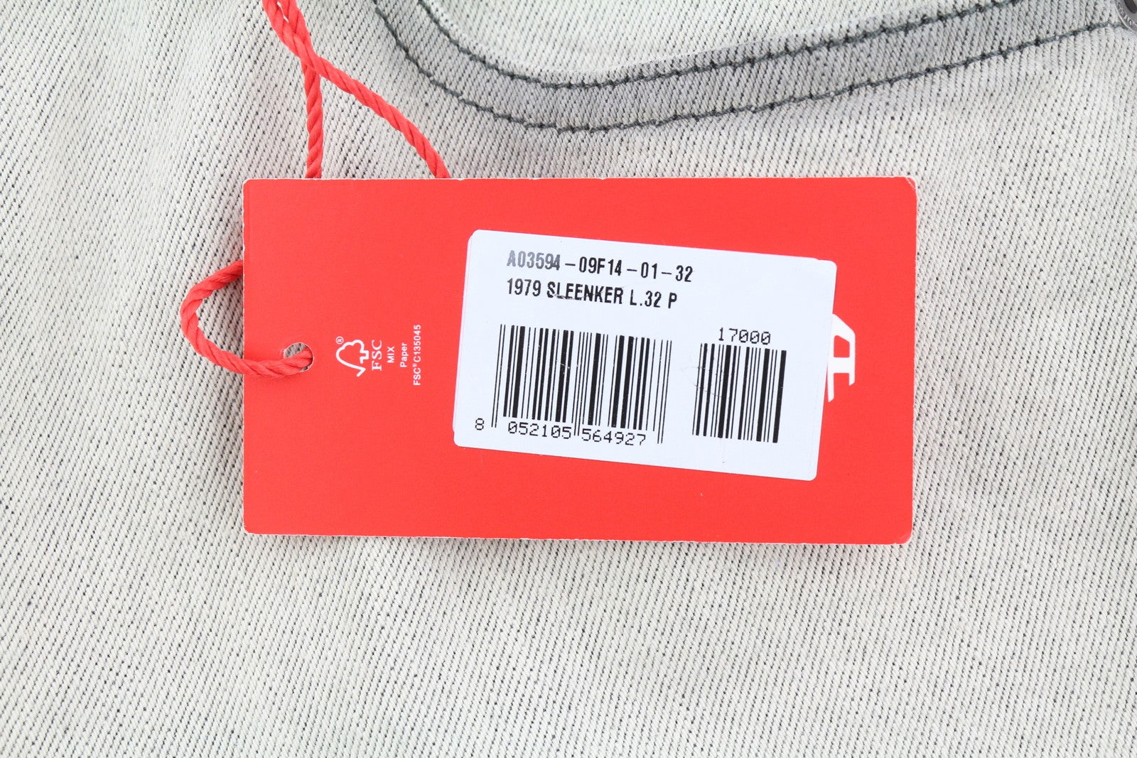 DIESEL 1995 09C86 vyriški džinsai W29/L32 Light Slim tiesūs vidutinio juosmens ūgio, rekomenduojama kaina – 195 € 