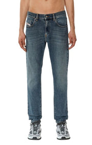 DIESEL 2019 D-Strukt 09F74 vyriški džinsai W34/L30, skalbto džinso mėlynumo, plonas užtrauktukas, rekomenduojama kaina – 175 € 