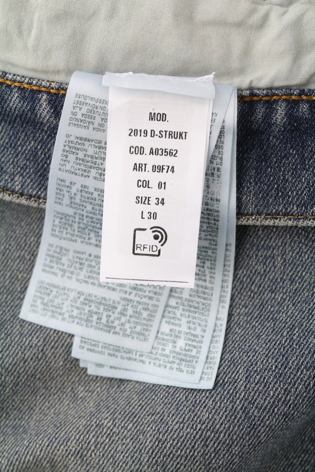 DIESEL 2019 D-Strukt 09F74 vyriški džinsai W34/L30, skalbto džinso mėlynumo, plonas užtrauktukas, rekomenduojama kaina – 175 € 