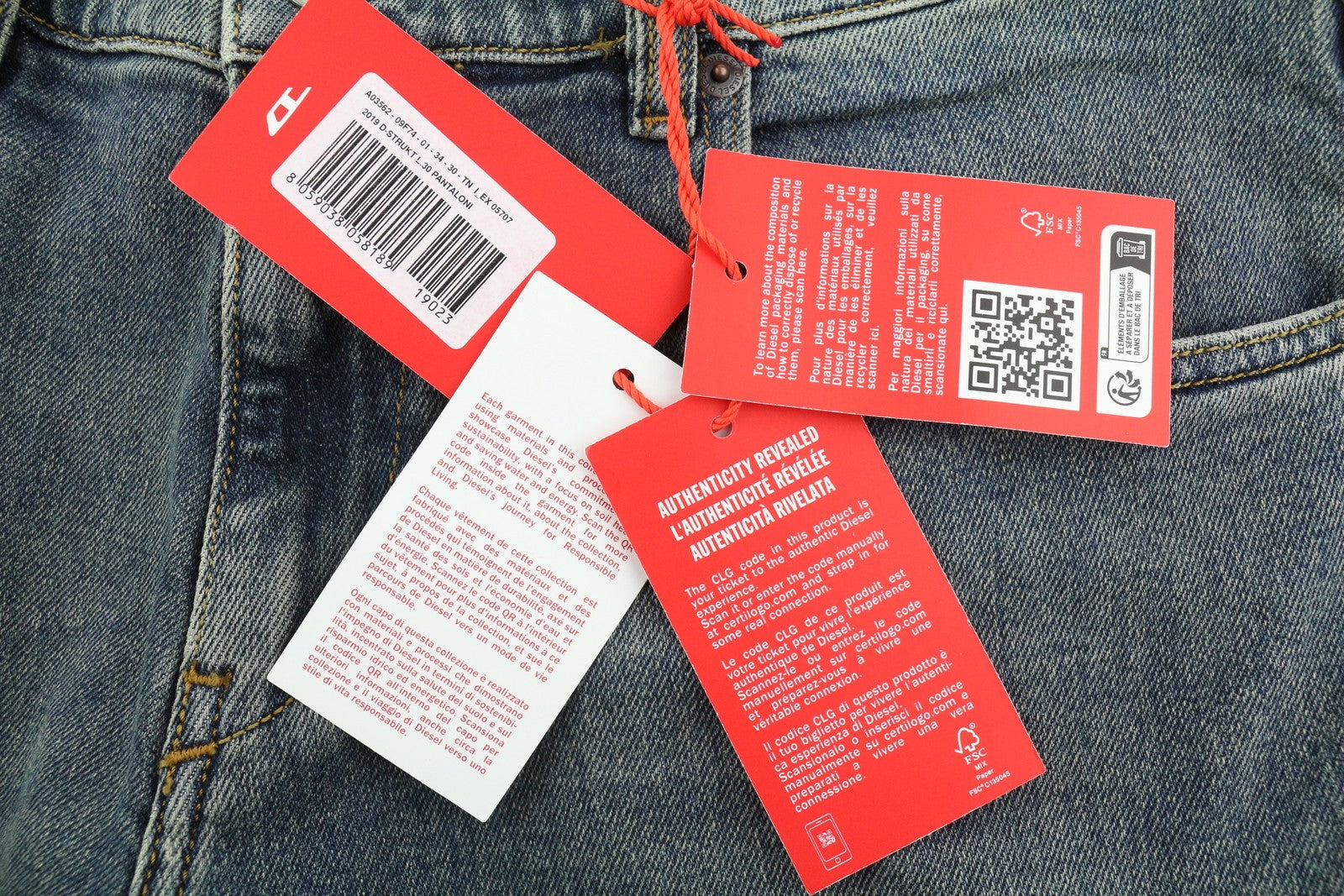 DIESEL 2019 D-Strukt 09F74 vyriški džinsai W34/L30, skalbto džinso mėlynumo, plonas užtrauktukas, rekomenduojama kaina – 175 € 