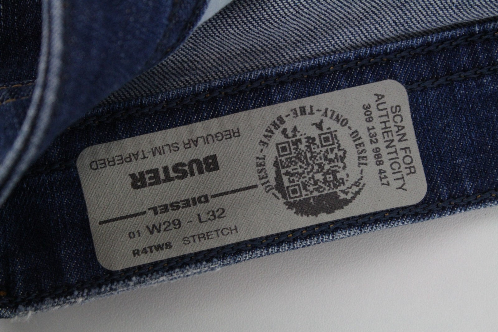 DIESEL Buster R4TW8 vyriški džinsai W29/L32 Slim Tapered mėlyni, tamprūs, plėšyti medvilniniai džinsai 