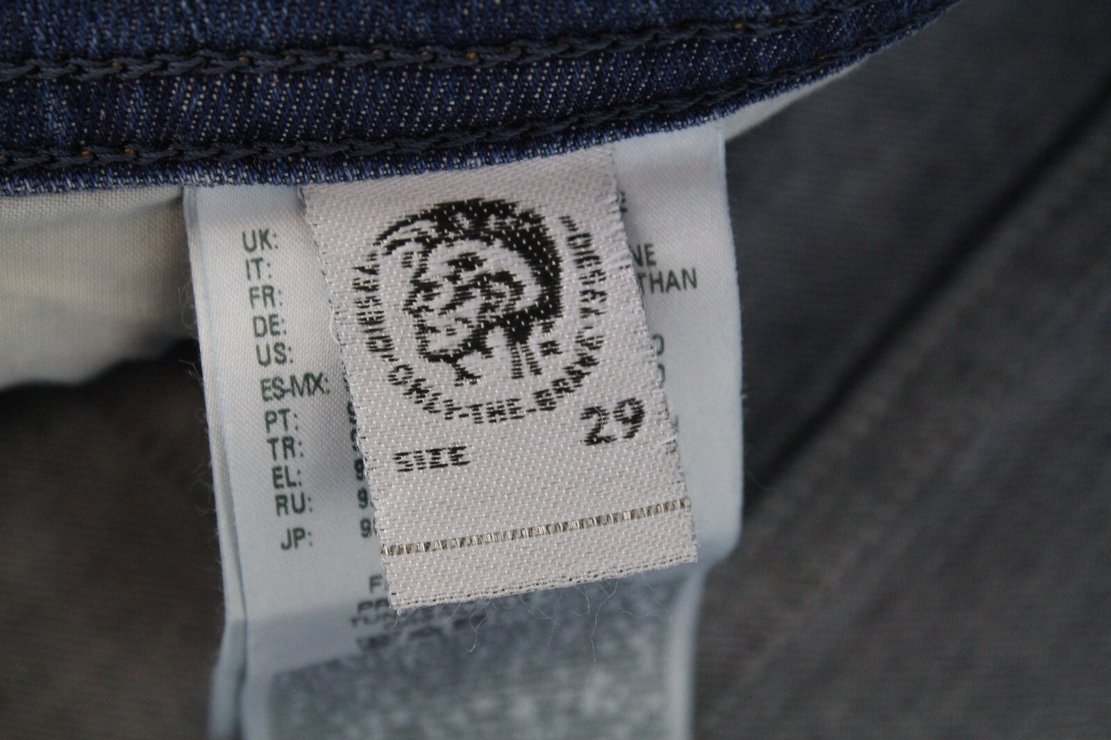 DIESEL Buster R4TW8 vyriški džinsai W29/L32 Slim Tapered mėlyni, tamprūs, plėšyti medvilniniai džinsai 