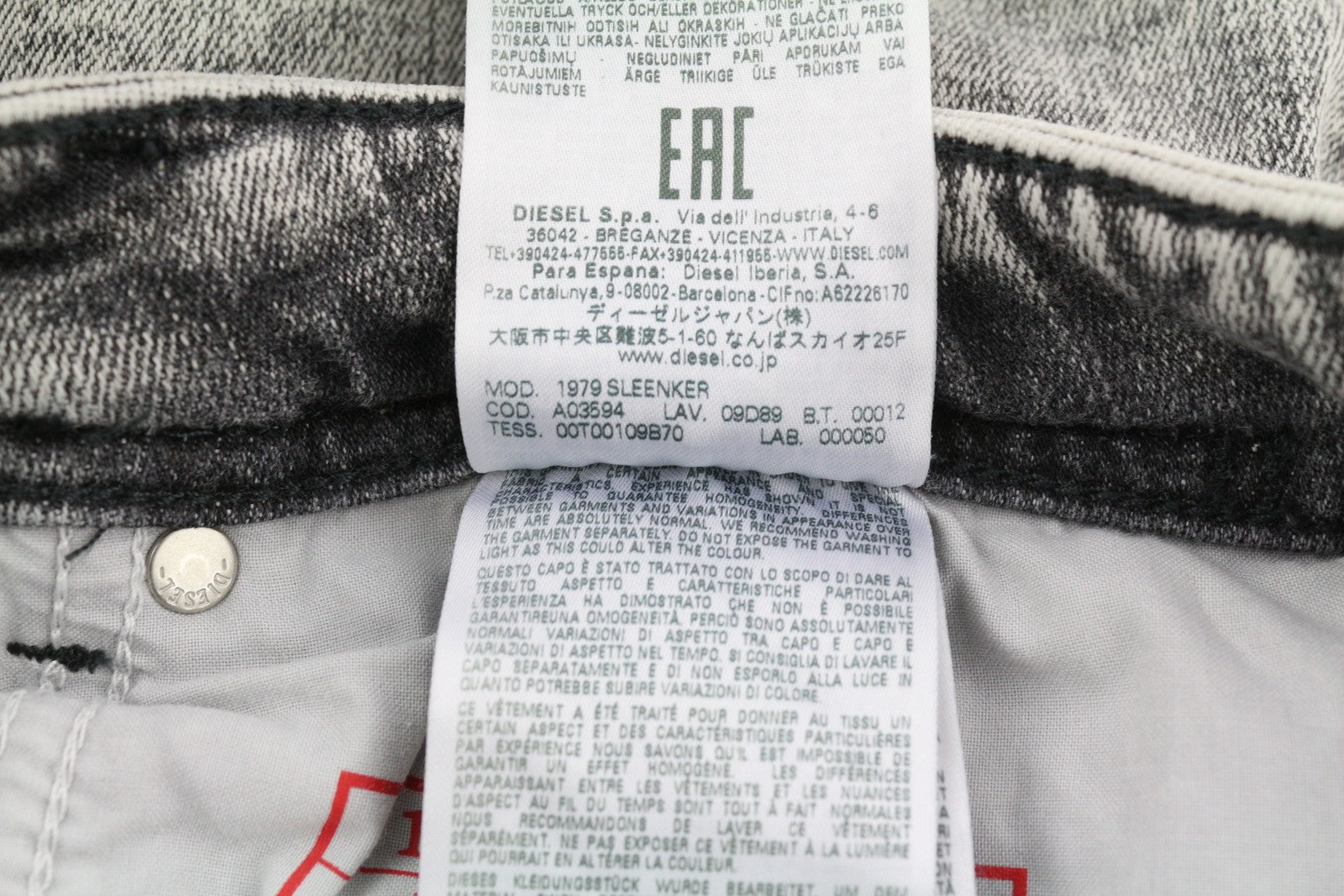 Rekomenduojama mažmeninė kaina – 195 € DIESEL 1979 Sleenker 09D89 vyriški džinsai W34/L32, tamprūs, aptempti, pilki 