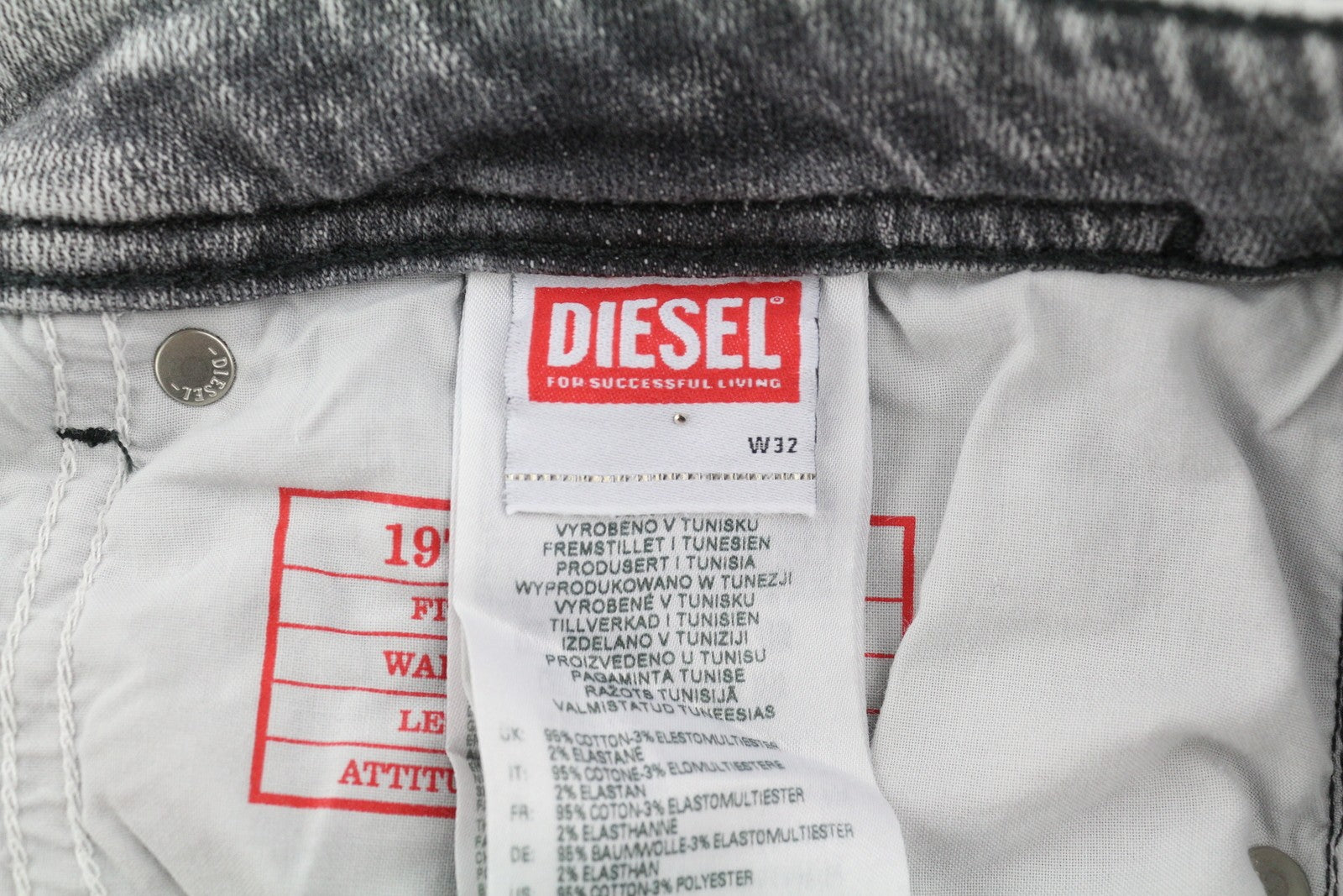 DIESEL 1979 Sleenker 09D89 vyriški džinsai W32/L30, tamprūs, aptempti, žemo juosmens, kaina – 195 € 