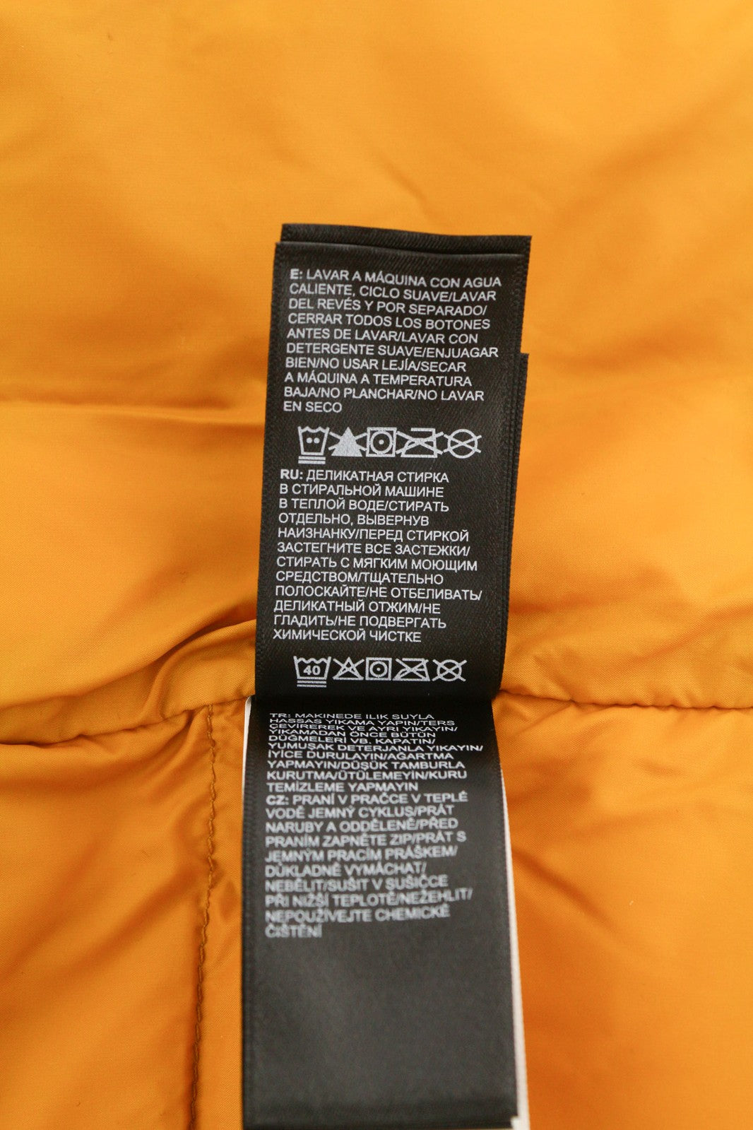 „The North Face Diablo Down“ vyriška striukė S 700 su izoliacija ir dygsniuotu logotipu bei pūkuota danga. 