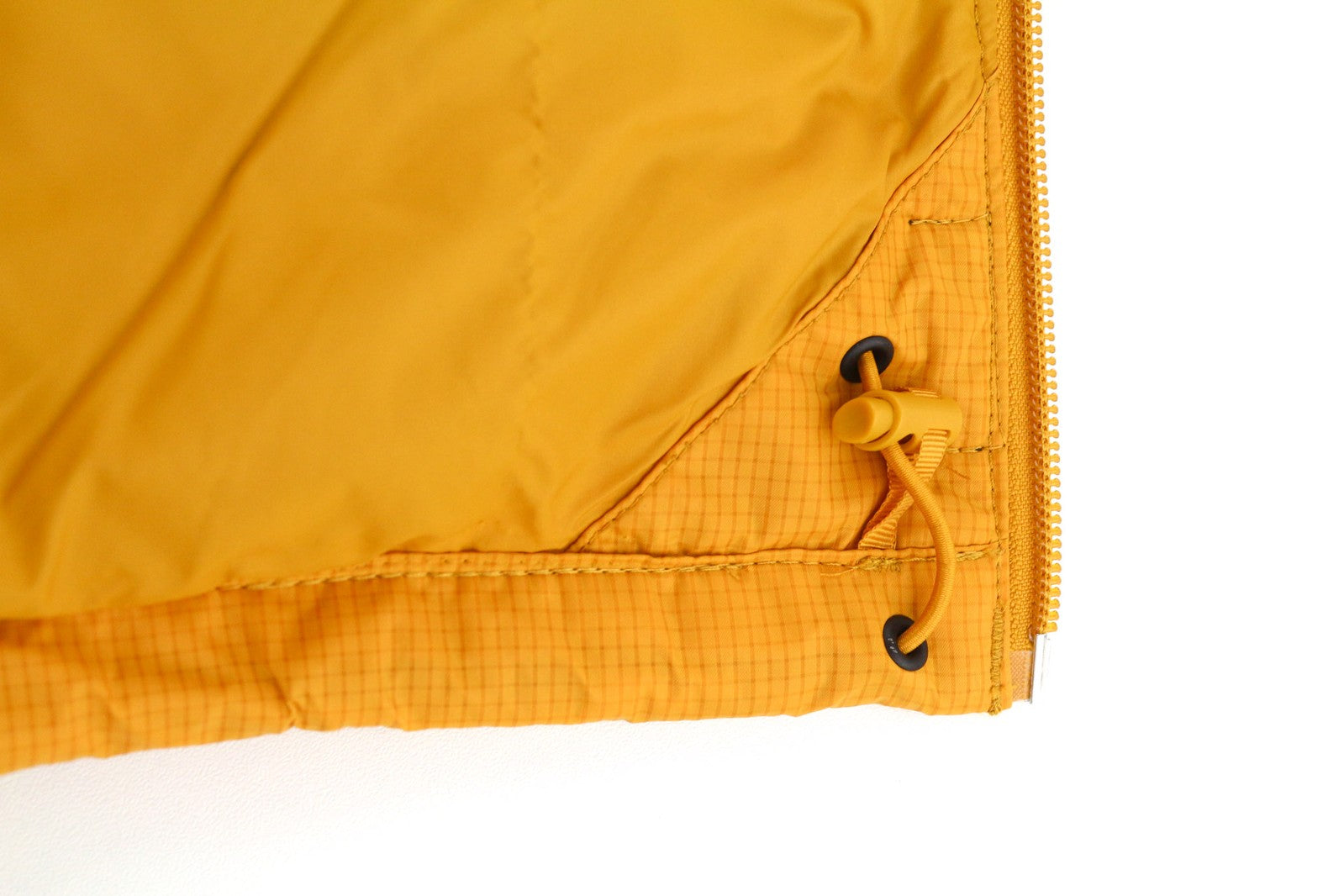 „The North Face Diablo Down“ vyriška striukė S 700 su izoliacija ir dygsniuotu logotipu bei pūkuota danga. 