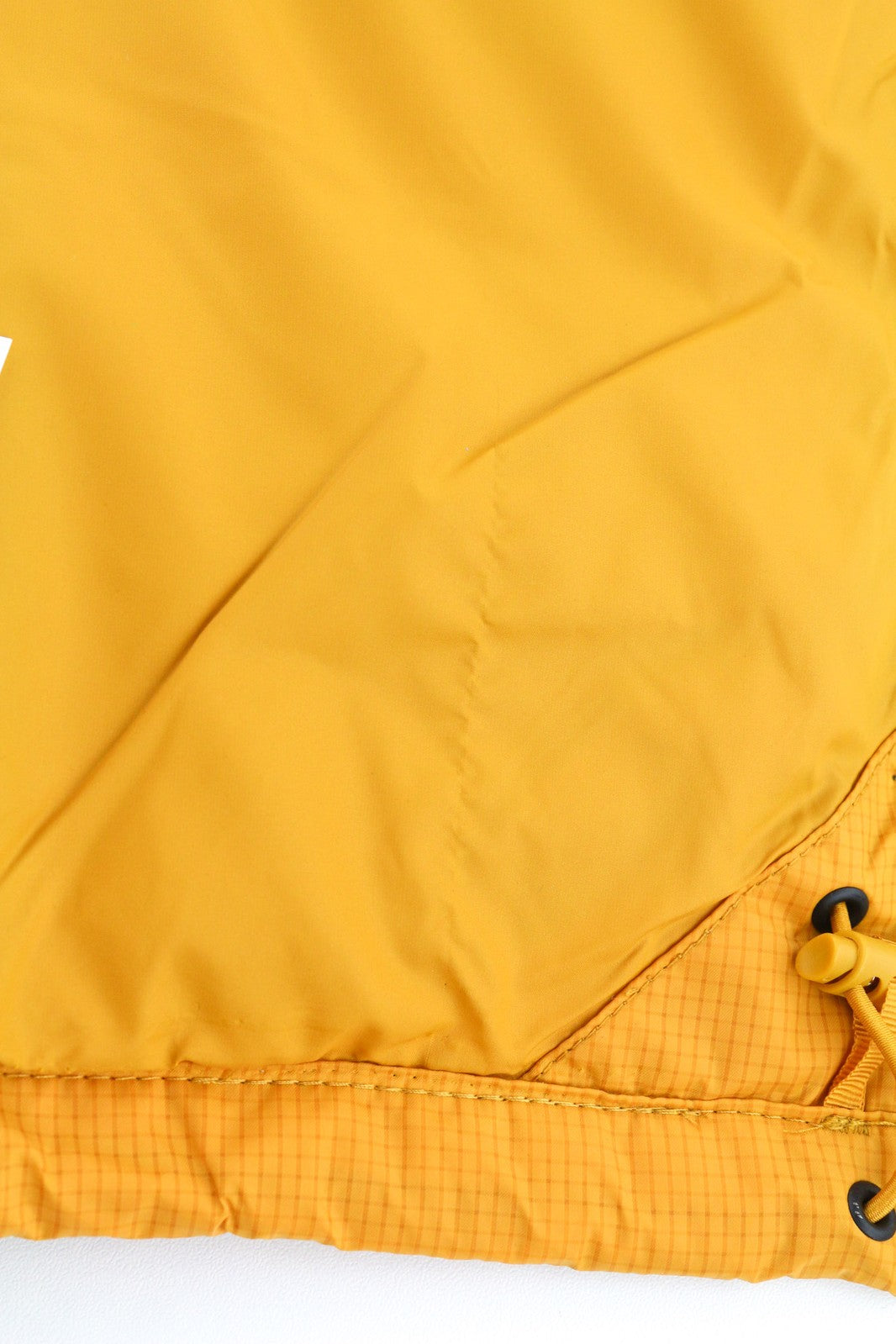 „The North Face Diablo Down“ vyriška striukė S 700 su izoliacija ir dygsniuotu logotipu bei pūkuota danga. 